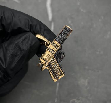 Dije DE PIStola CON Swarovski NEgro 4.8gr / Largo 3.1cm / Oro Amarillo Nac B