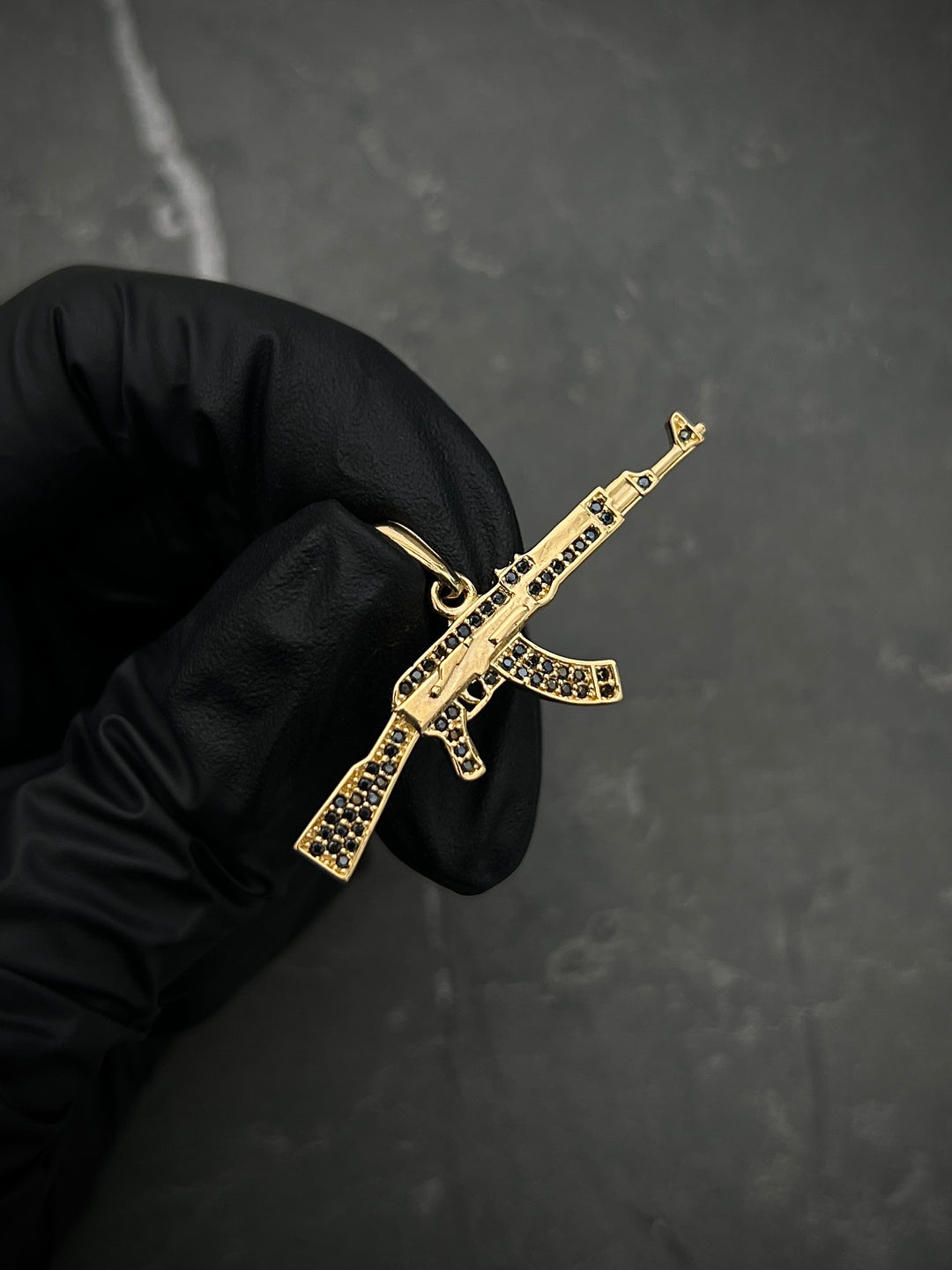 Dije DE FUsil COn Swarovski NEgro 3.4gr / Largo 2.0cm — Oro Amarillo