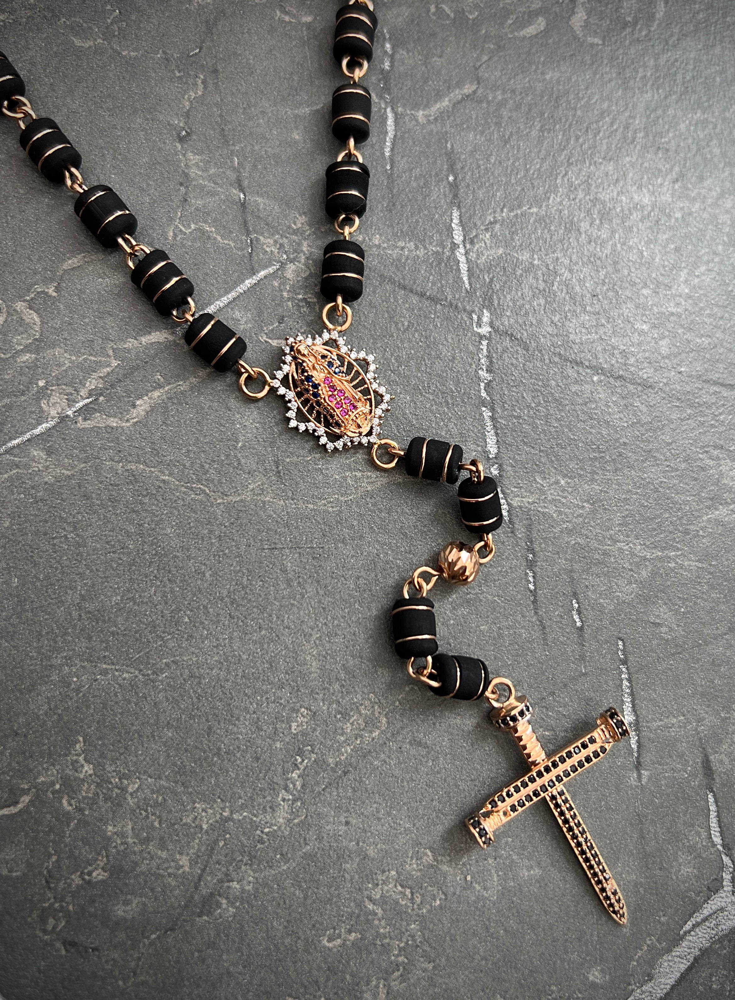 Rosario Virgen De Guadalupe Con Swarovski Y Neoros 21.8gr / Largo 60 cm / Oro Rosado Nac B