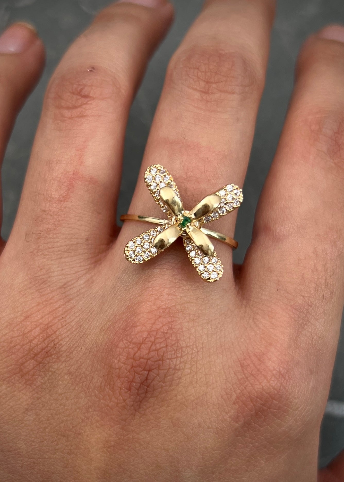 Anillo flor con swarovski verde y blanco 3.3gr / TALLA 7 1/2 / Oro Amarillo Nac B