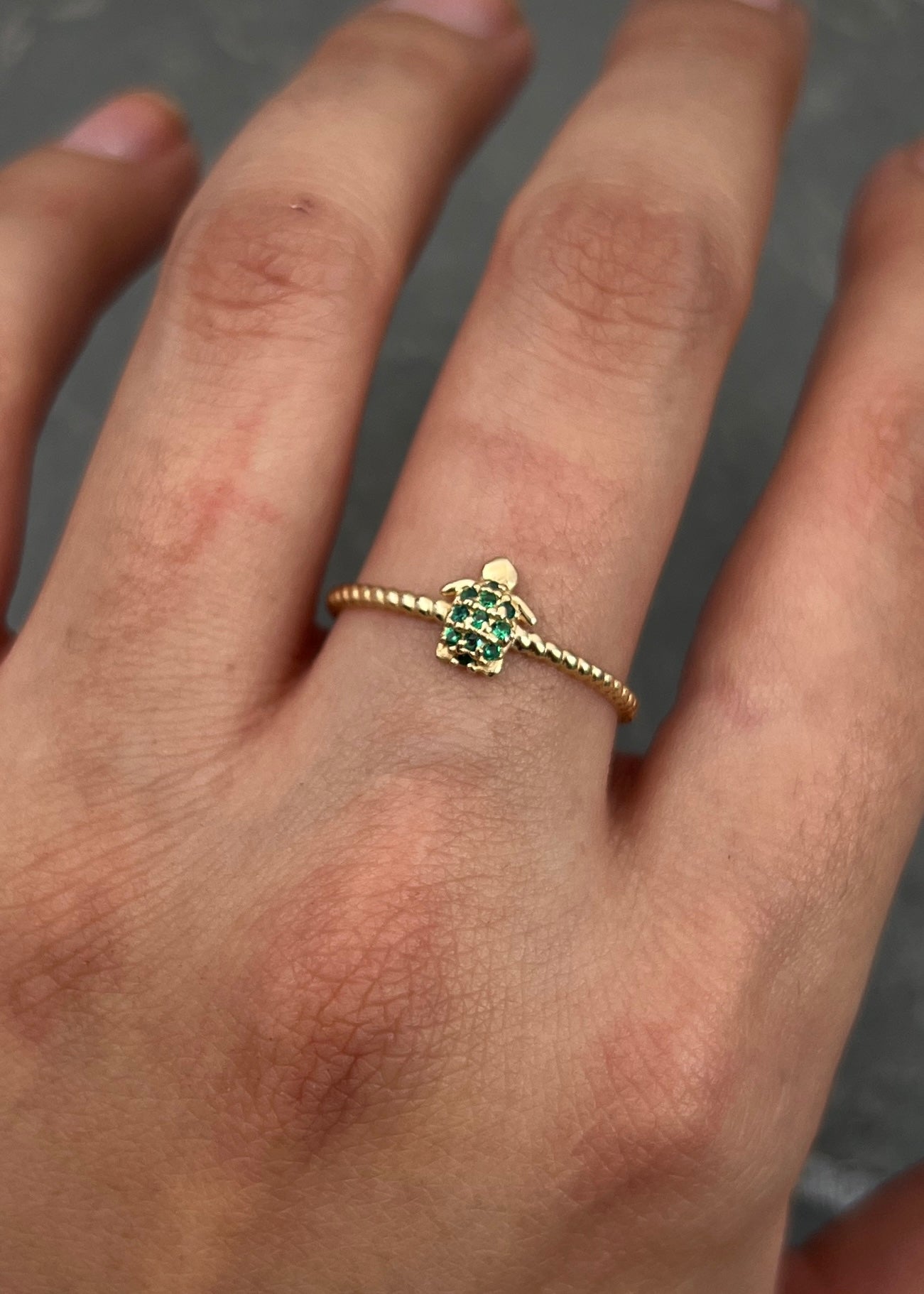 Anillo tortuga con swarovski verde 1.25gr / TALLA 8 / Oro Amarillo Nac B