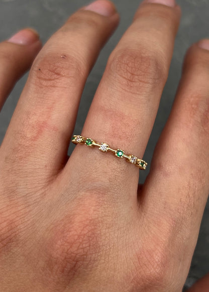Anillo con swarovski verde y blanco 1.4gr / TALLA 6 1/4 / Oro Amarillo Nac B
