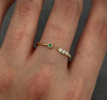 Anillo con swarovski blanco y verde 1.3gr / TALLA 7 1/4 / Oro Amarillo Nac B