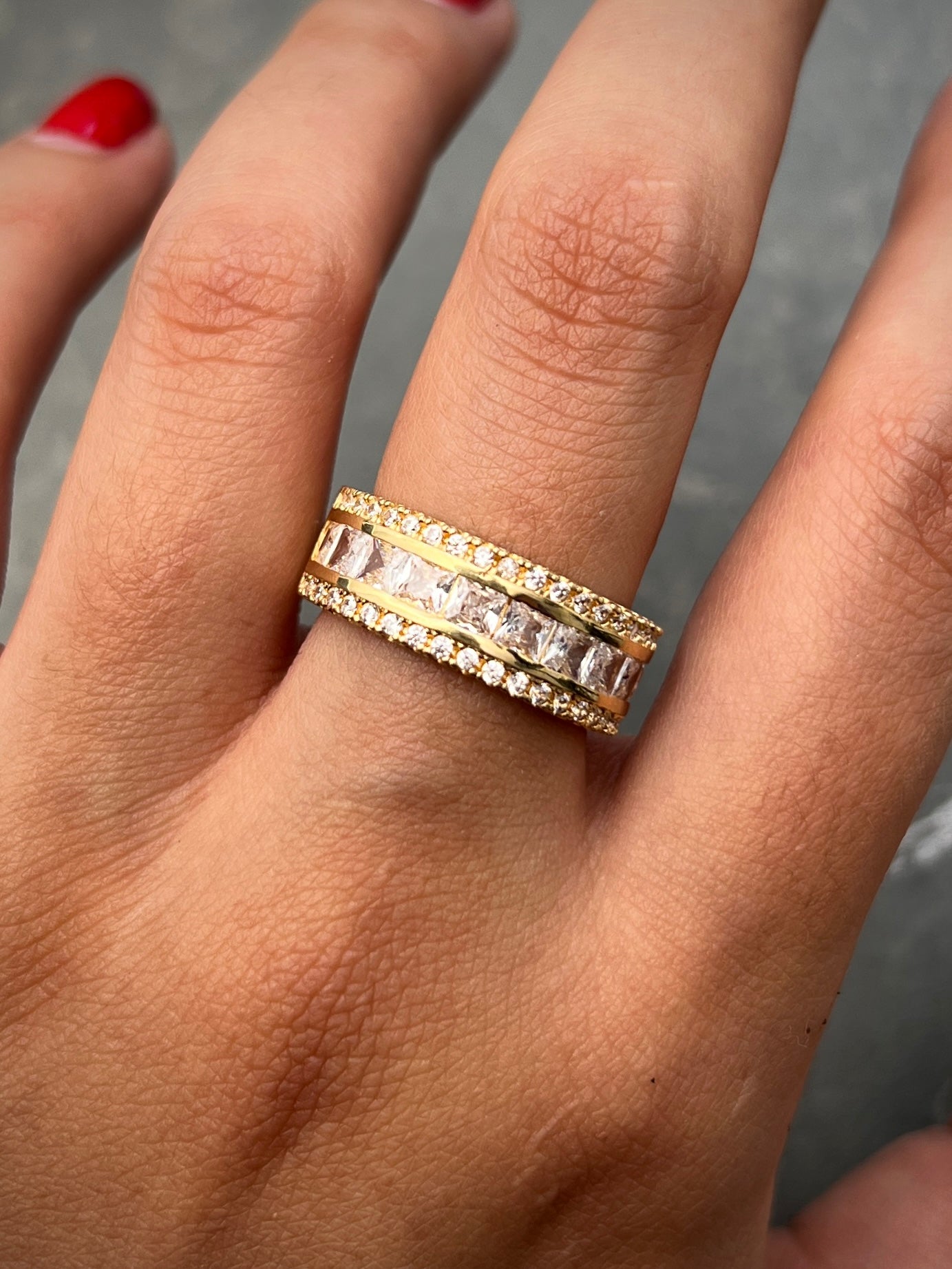 Anillo con swarovki blanco 8.25gr / Talla: 7 1/4 Oro Amarillo Nac B