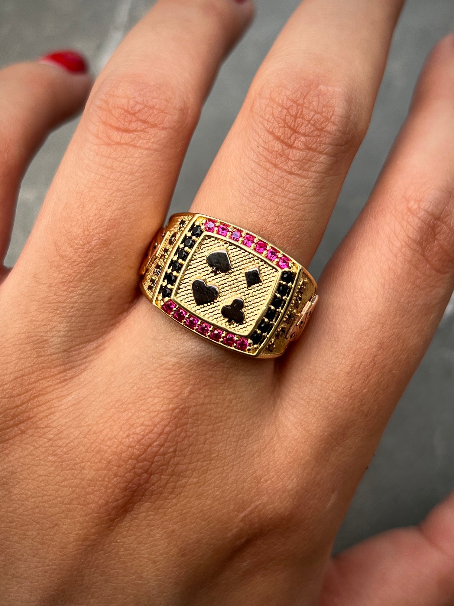 Anillo de poker con swarovski negro y fucsia 9.8gr / Talla: 9 3/4  Dos Oros Nac B