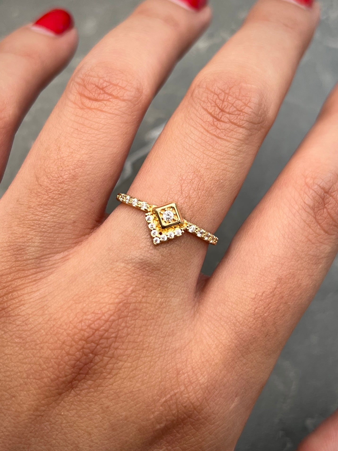 Anillo piramide con swarovski blanco 1.65gr / Talla: 6 3/4 Oro Amarillo Nac P