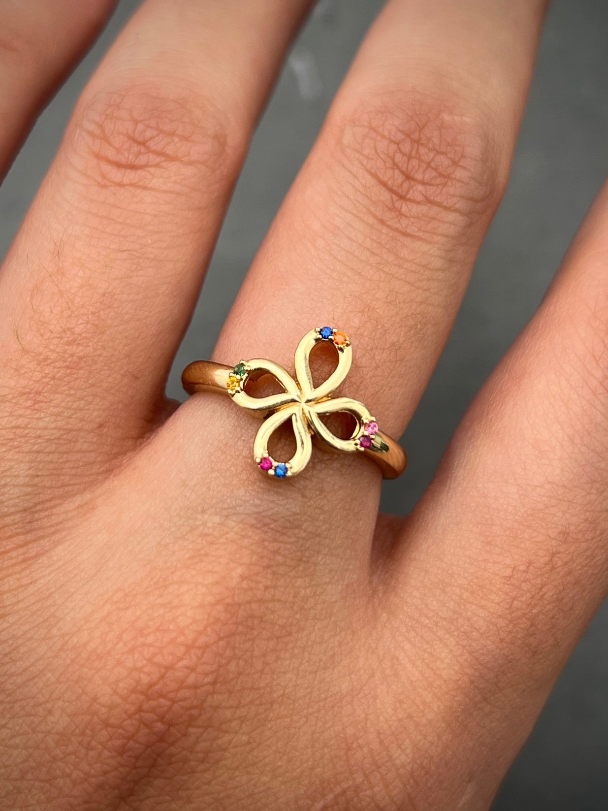 Anillo de flor con swarovski multicolor  2.95gr / Talla: 5 1/2  Oro Amarillo Nac P