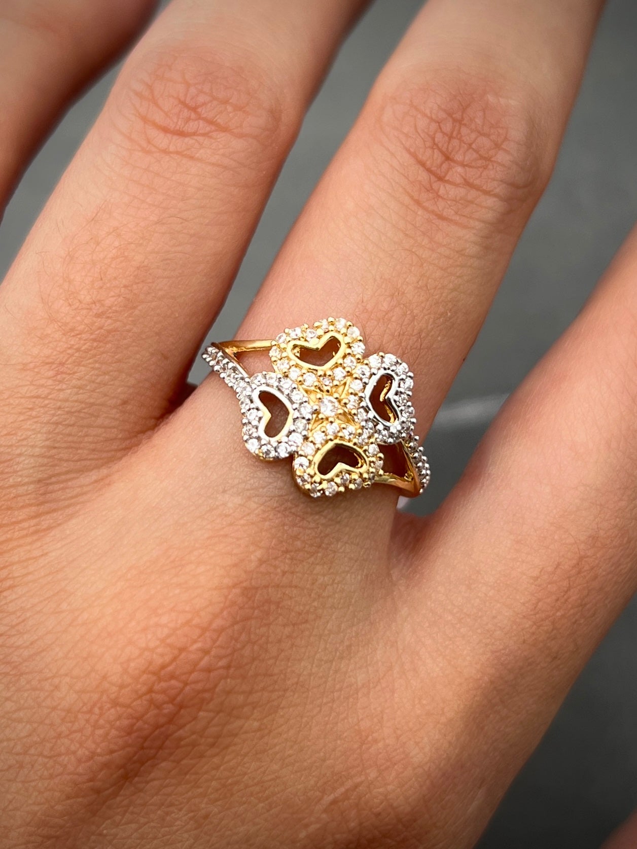 Anillo de trebol con swarovski blanco 3.4gr / Talla: 7 / Dos Oros Nac P