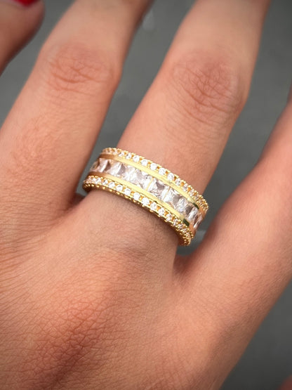 Argolla con swarovki blanco 8gr / Talla: 6 3/4 Oro Amarillo Nac M