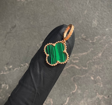 Dije lukcy clover piedra verde 1.9gr / Largo 2.5cm / Oro Rosado Nac B