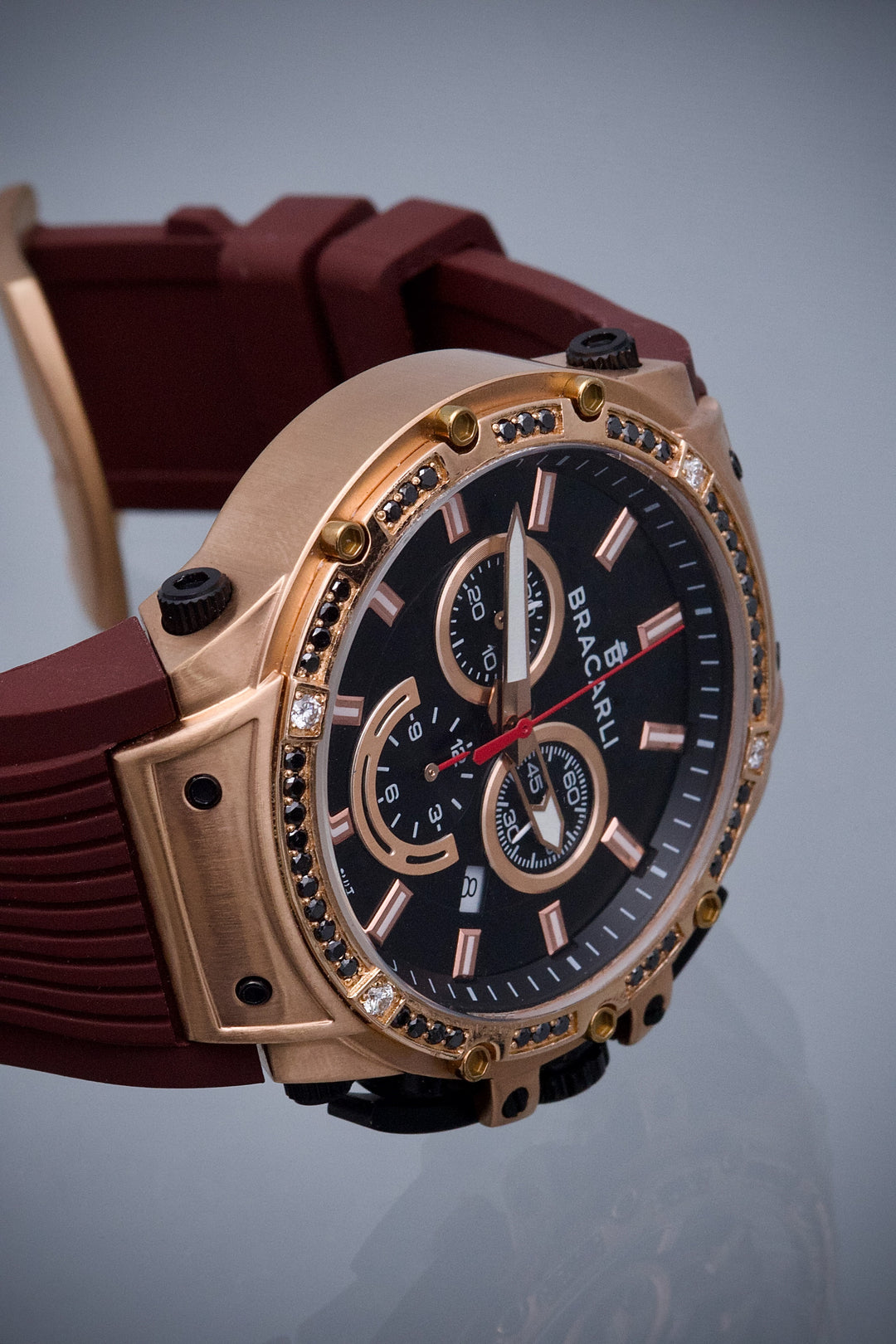 Reloj Bracarli Metal I. Oro Rosado con 76pts Diamante negro y 14pts Diamante Blanco, Caja Rosa, Fondo Negro — Oro rosado