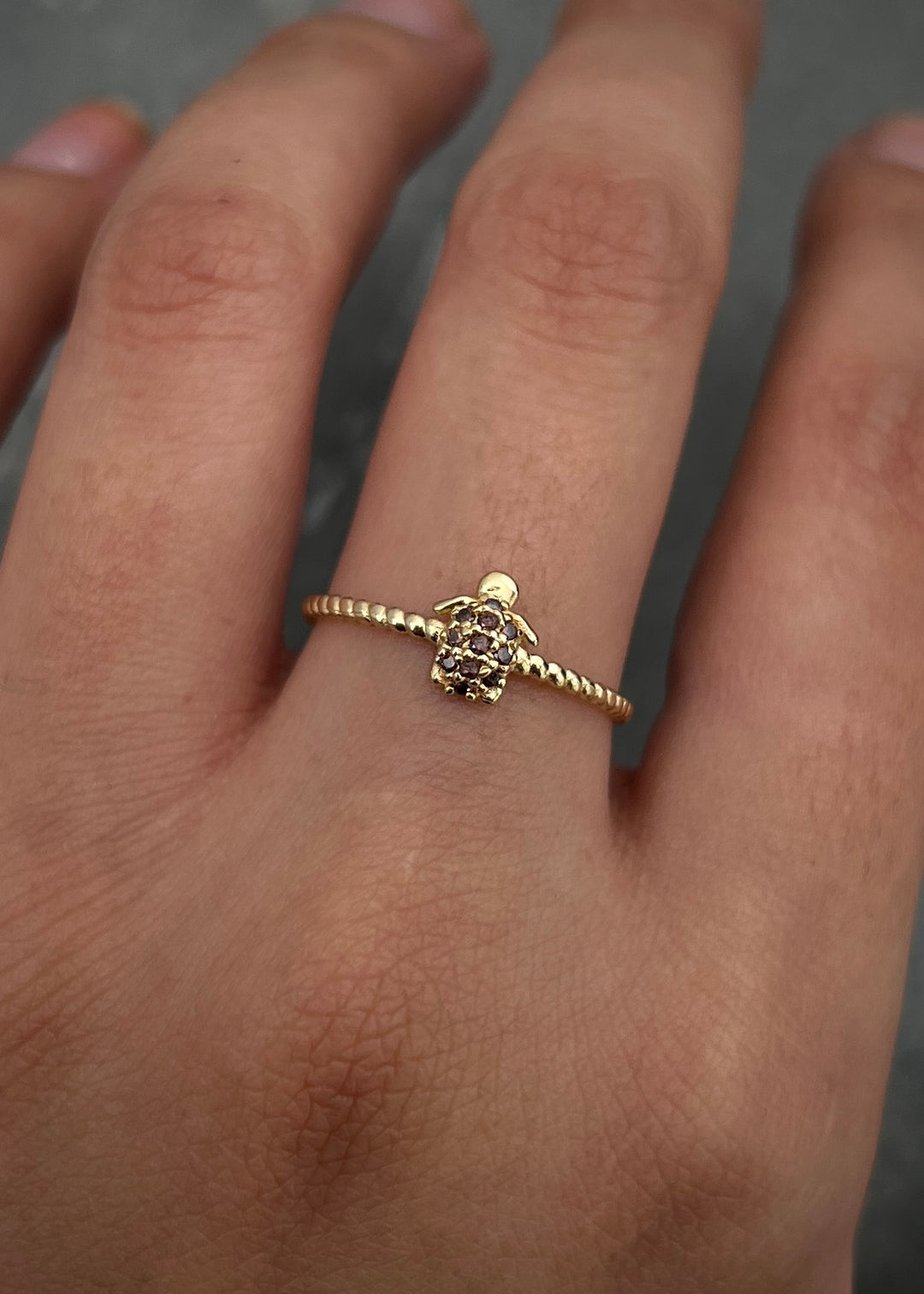 Anillo tortuga con swarovski cafe 1.2gr / Talla 7 — Oro Amarillo