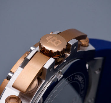 Reloj Bracarli Metal I. Caja blanca y rosa, fondo azul, y correa Azul P