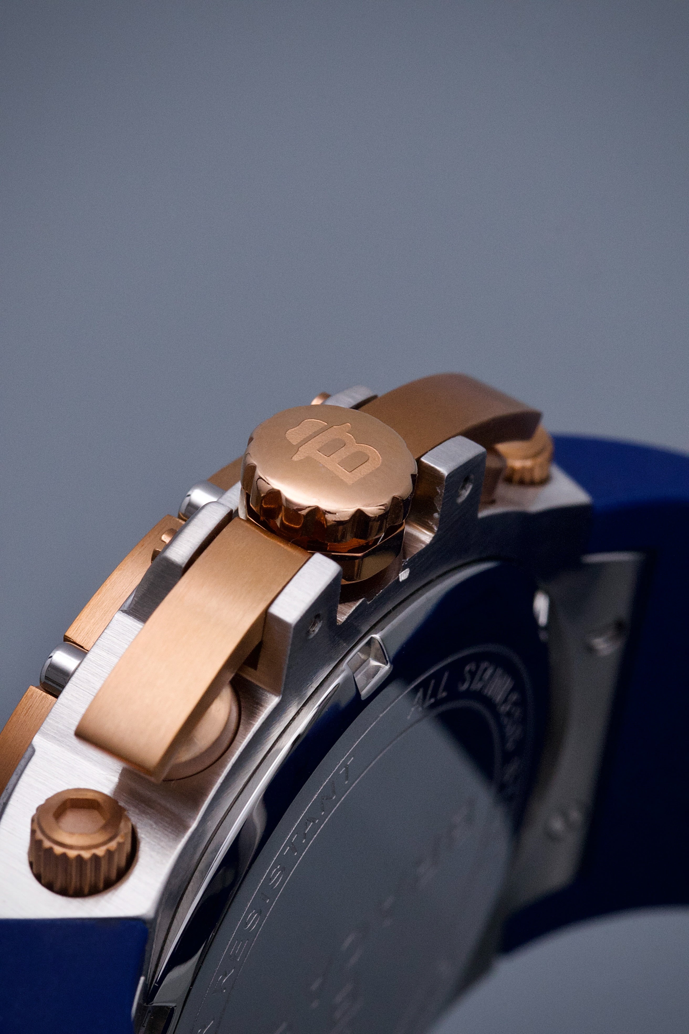 Reloj Bracarli Metal I. Caja blanca y rosa, fondo azul, y correa Azul M