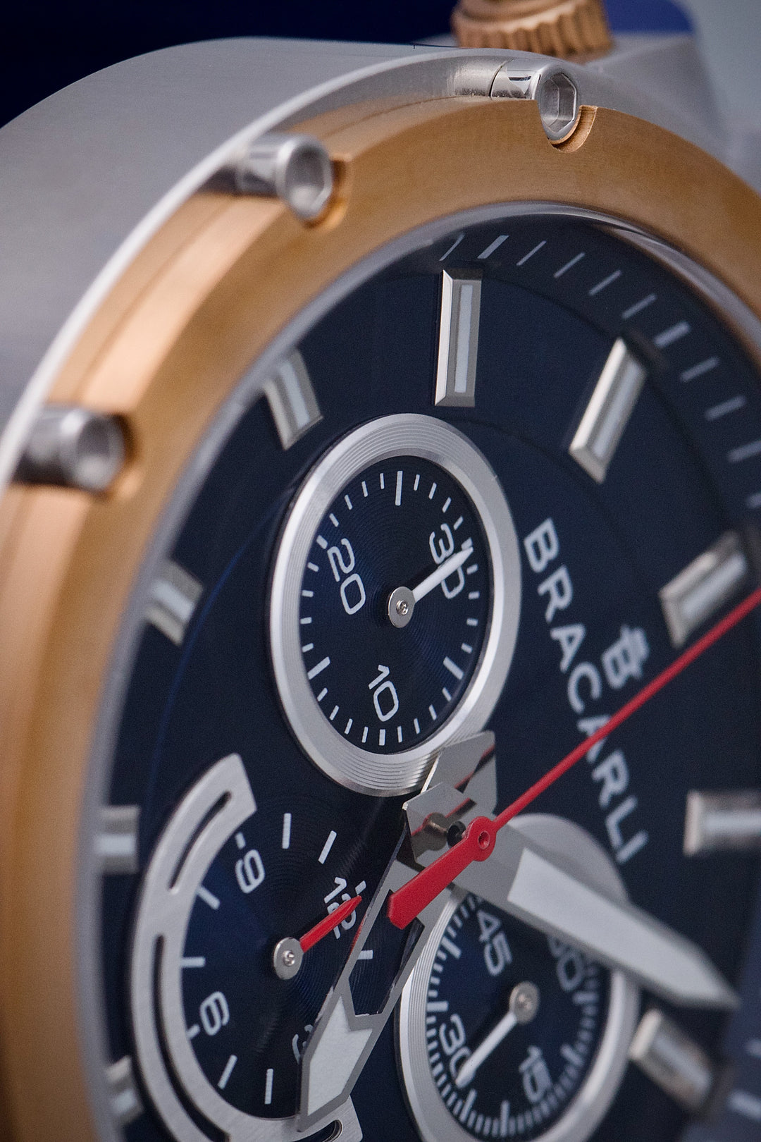 Reloj Bracarli Metal I. Caja blanca y rosa, fondo azul, y correa Azul