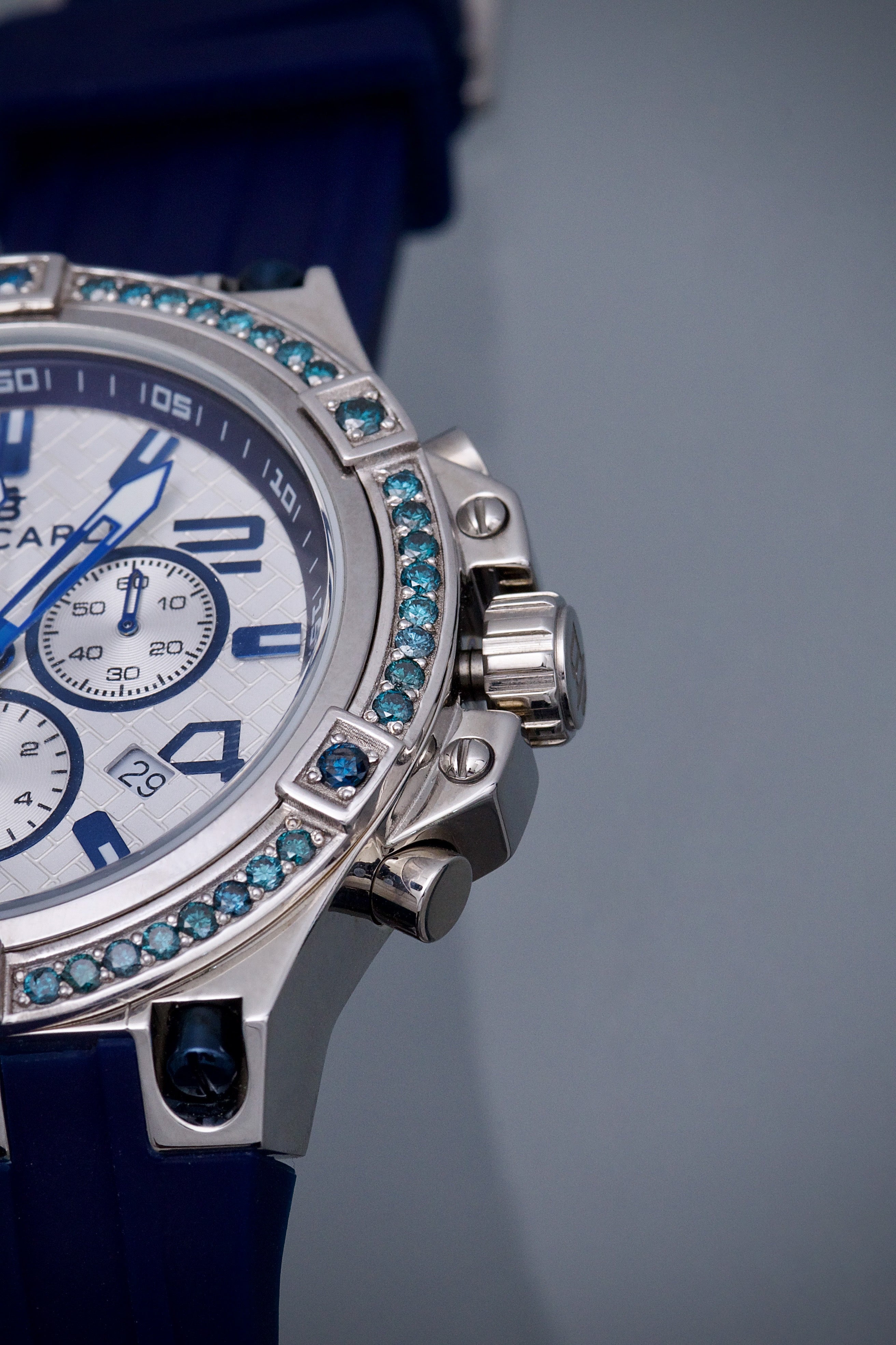 Reloj Bracarli Metal II. Oro Blanco 18k 7.8gr Con 1.80Qts (180Pts) De Diamante Azul Caja Blanca , Fondo Blanco Y Correa Azul M