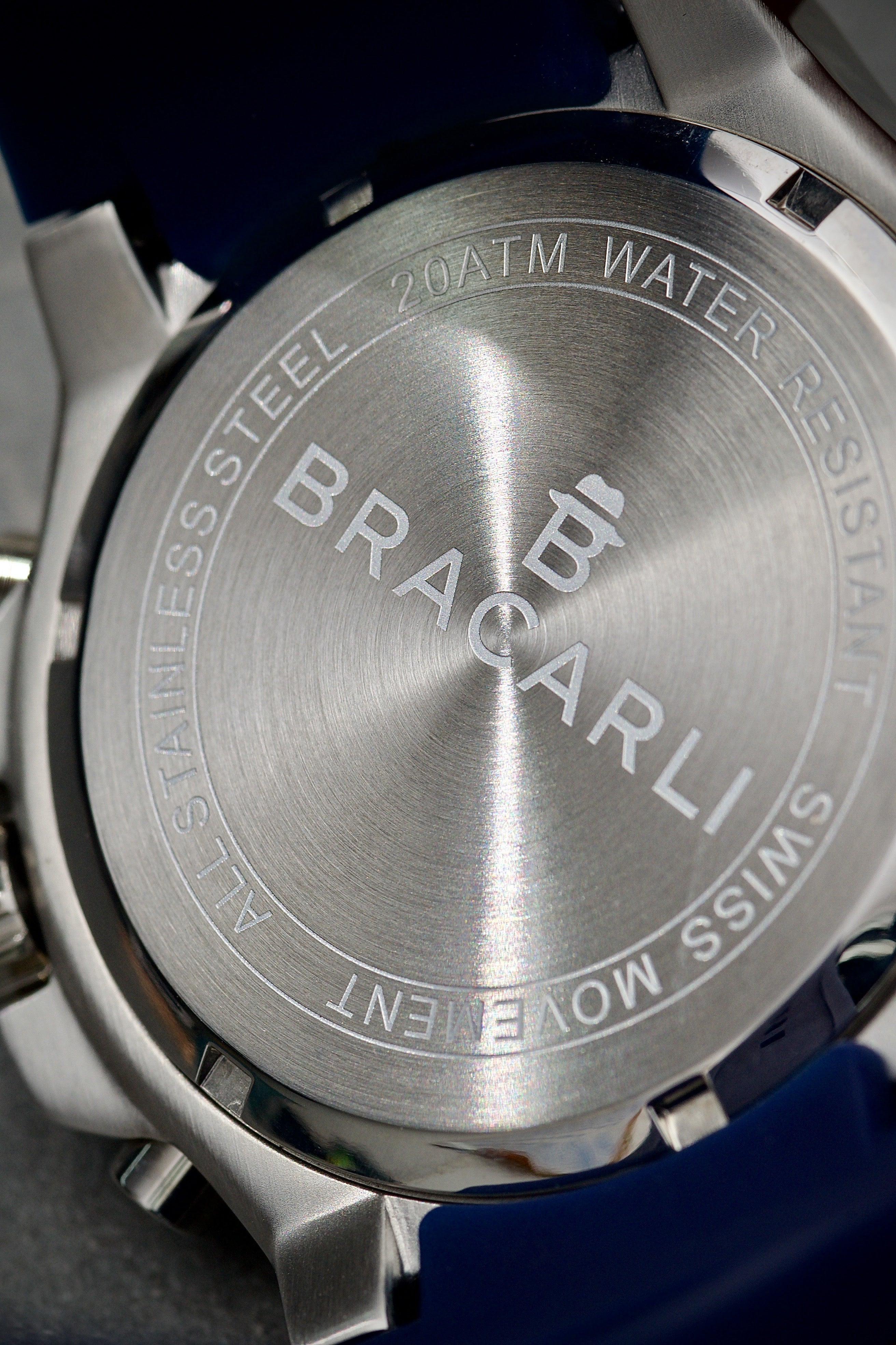 Reloj Bracarli Metal II. Oro Blanco 18k 7.8gr Con 1.80Qts (180Pts) De Diamante Azul Caja Blanca , Fondo Blanco Y Correa Azul M