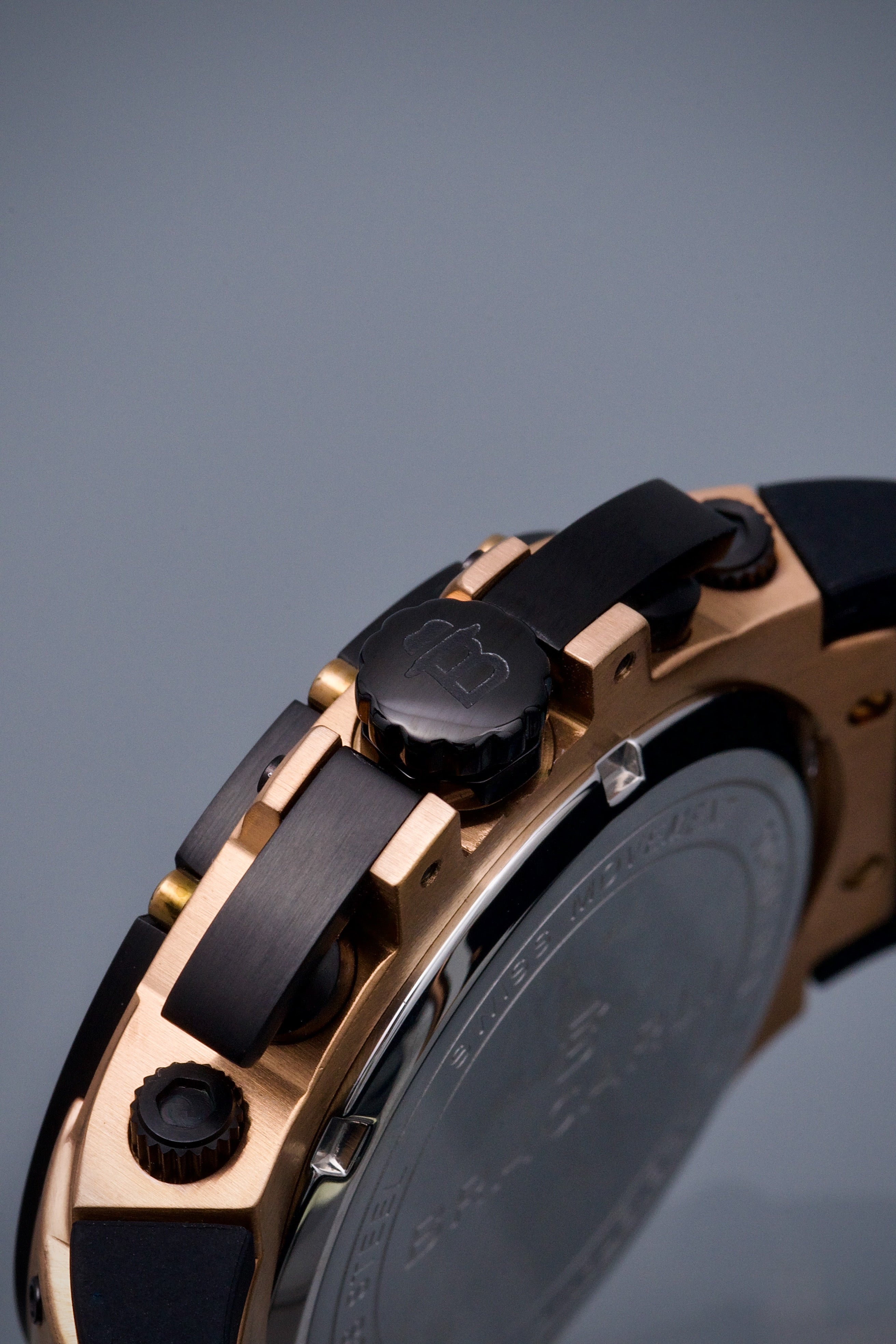 Reloj Bracarli Metal I. Caja rosa, fondo blanco y correa Negra P