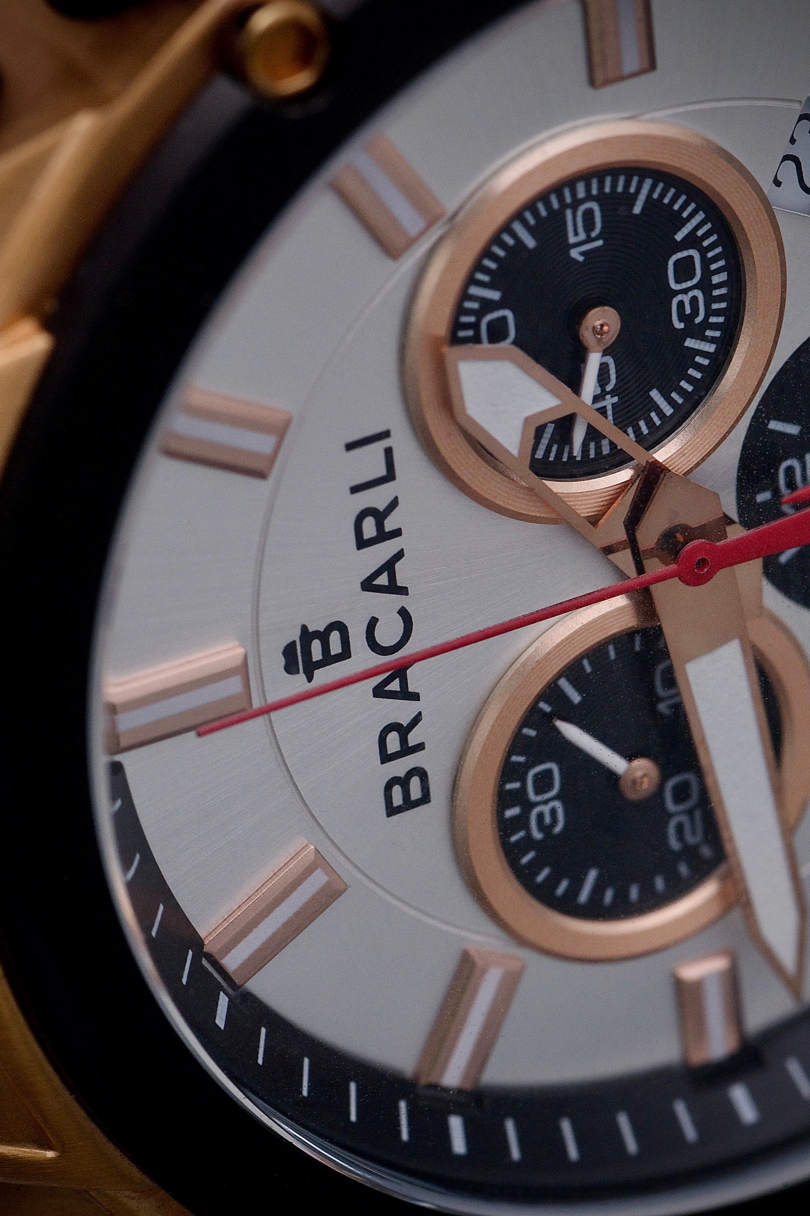 Reloj Bracarli Metal I. Caja rosa y negro. Fondo blanco y Correa cafe*