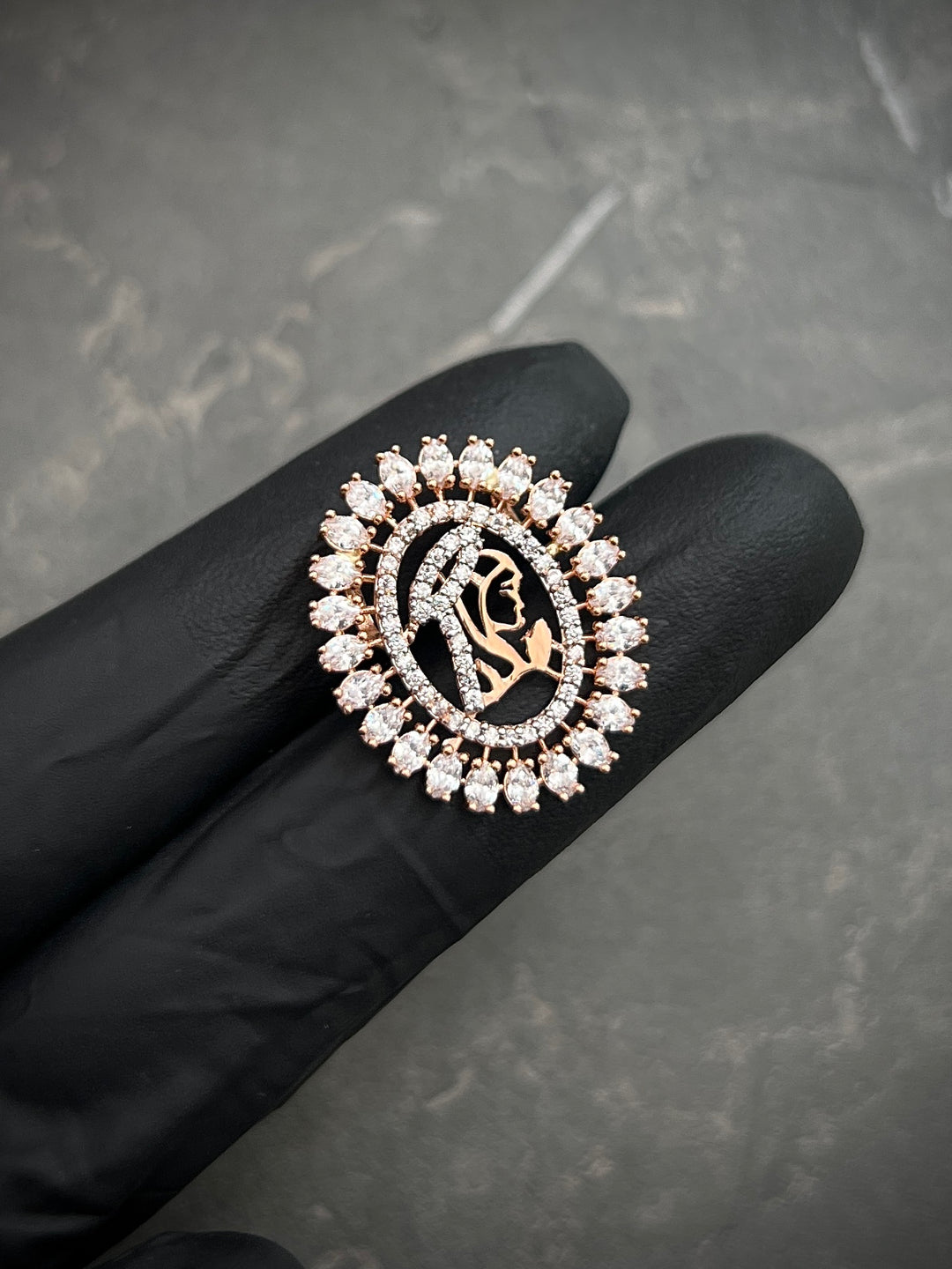 Dije virgen maria con swarovski blanco 2.9gr / Largo 2.7cm — Oro Rosado
