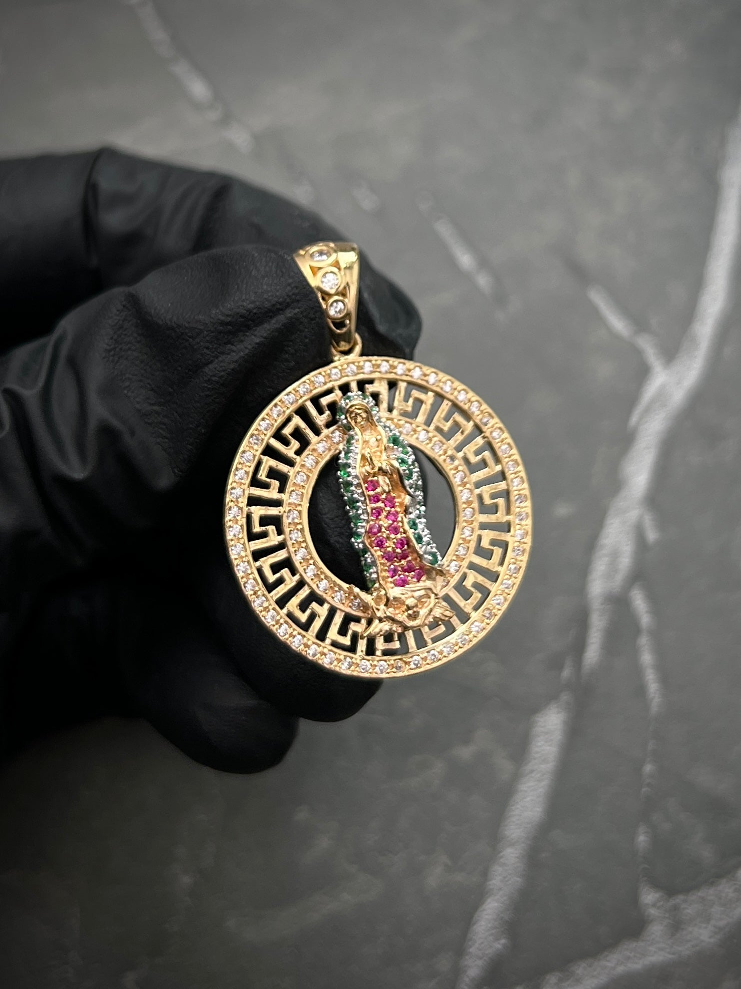 Dije virgen de guadalupe con swarovski blanco verde y fucsia 7.65gr / Largo 3.7cm / Oro Amarillo Nac M