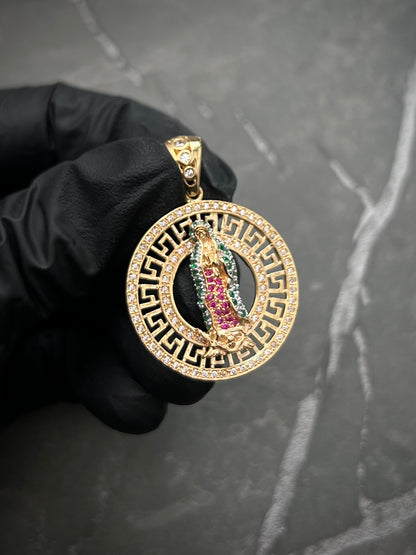 Dije virgen de guadalupe con swarovski blanco verde y fucsia 7.65gr / Largo 3.7cm / Oro Amarillo Nac M