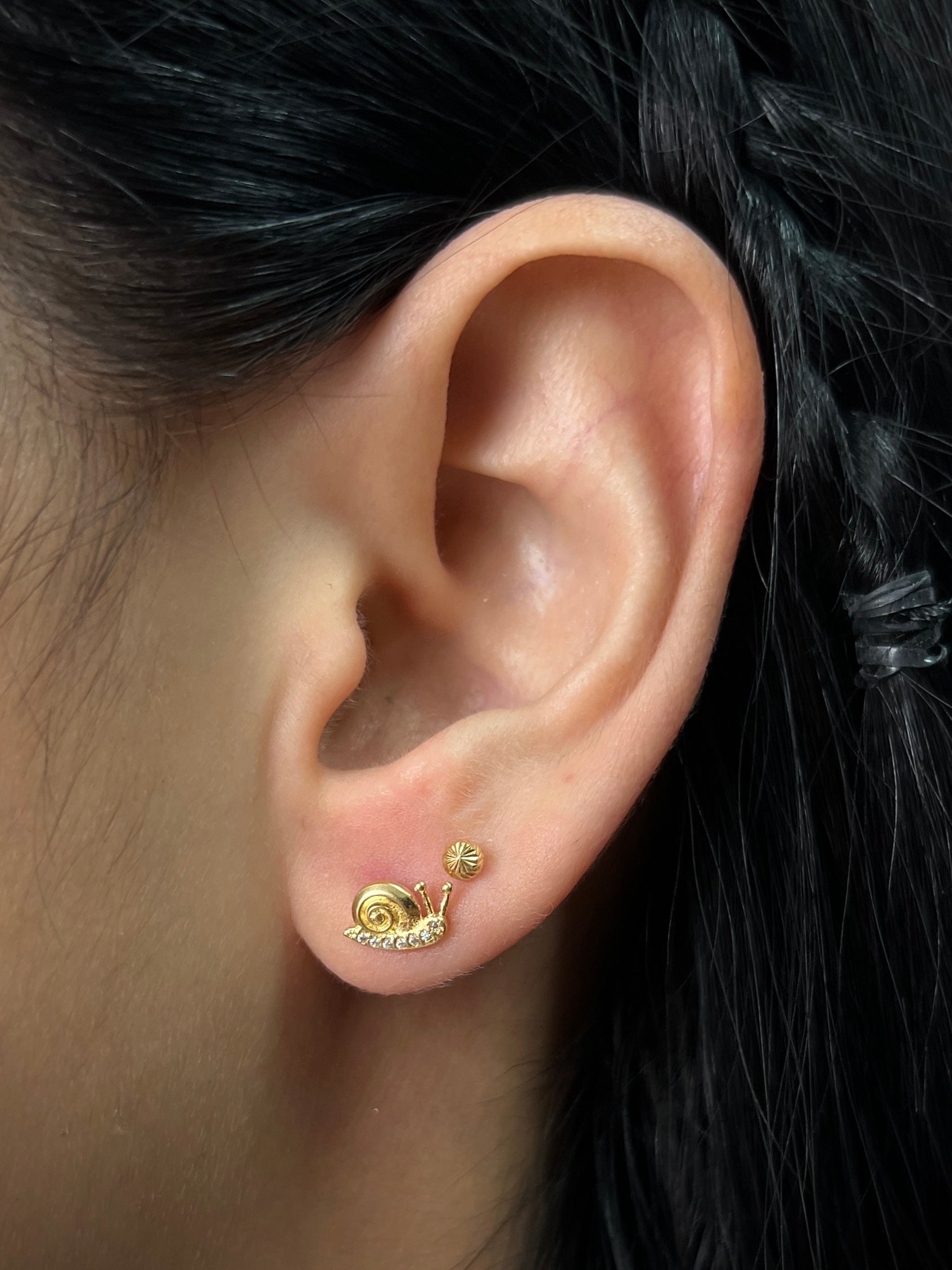 Topos de caracol con swarovski blanco 1.3gr / Largo 0.5cm / Oro Amarillo Nac M