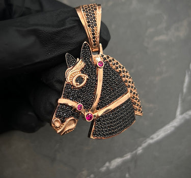 Dije De CABALLo CON SWARovski Negro y FUcsia 13.5gr / Largo 4.5cm / Oro Rosado Nac B