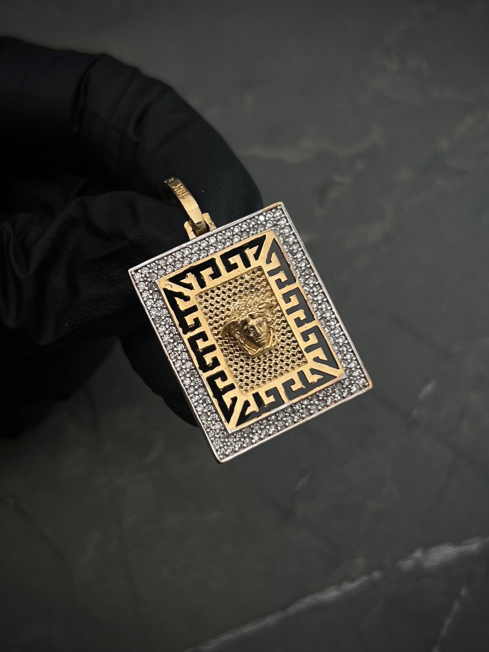 Dije De PLaca MEDUSA COn SWarovski Blanco 7gr / LArgo 3.8cm / Oro Amarillo Nac B