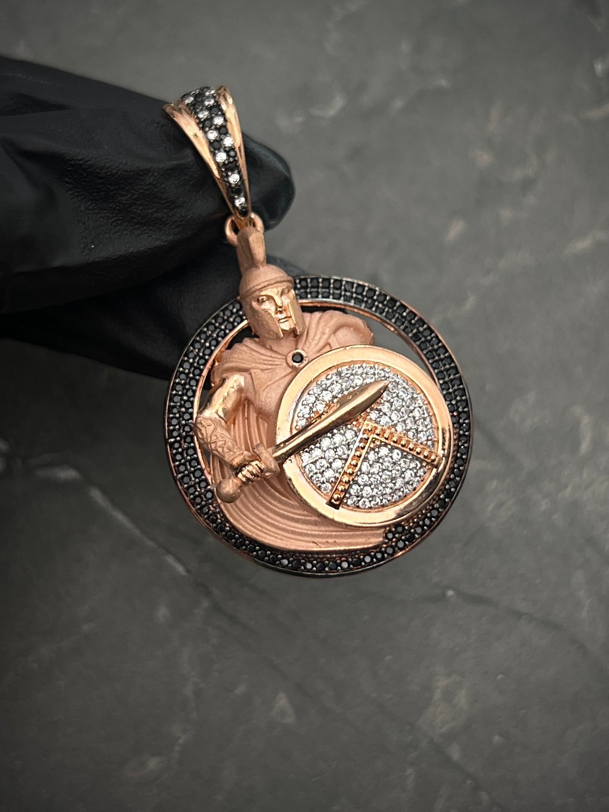 Dije Medalla De Gladiador Con Swarovski 15.7gr / Largo 5.2cm / Oro Rosado Nac B