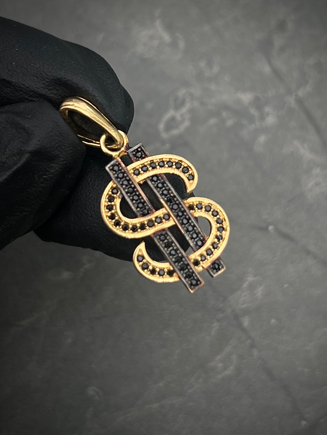Dije Signo De Peso Con Swarovski Negro 3.25gr / Largo 3.3cm — Oro Amarillo