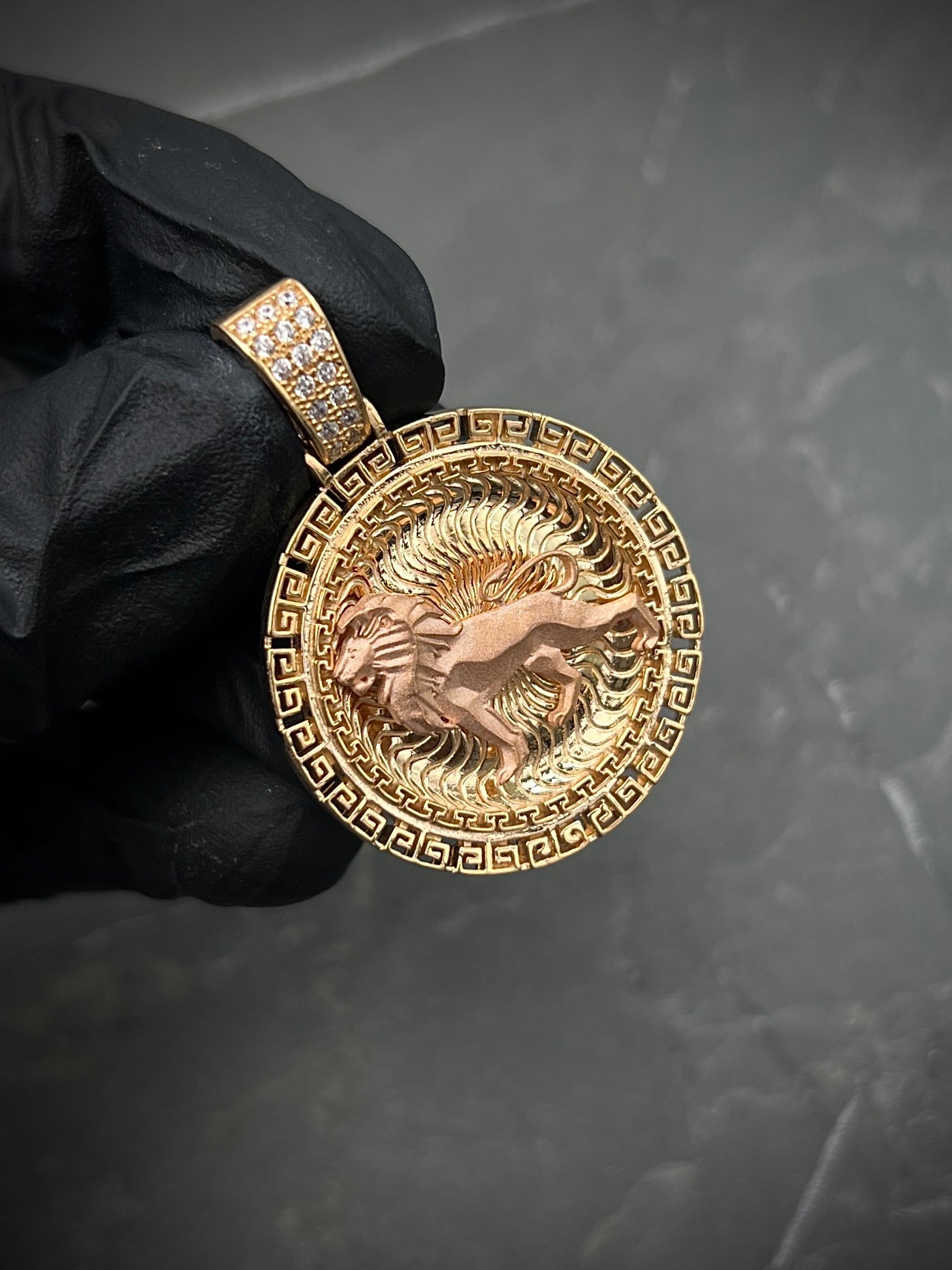 Dije de medalla de leon  13.35gr / 4cm / Dos Oros Nac M