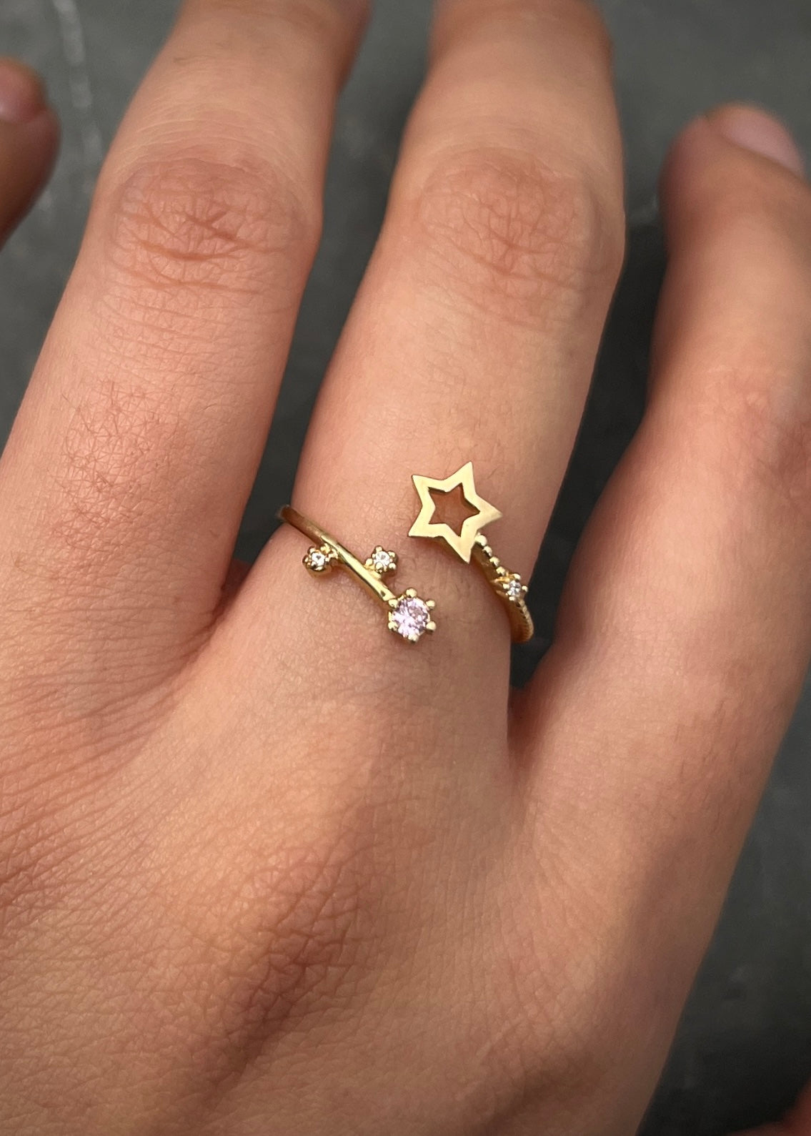 Anillo estrella con swarovski rosado y blanco 1.2gr / TALLA 5 3/4 / Oro Amarillo Nac M