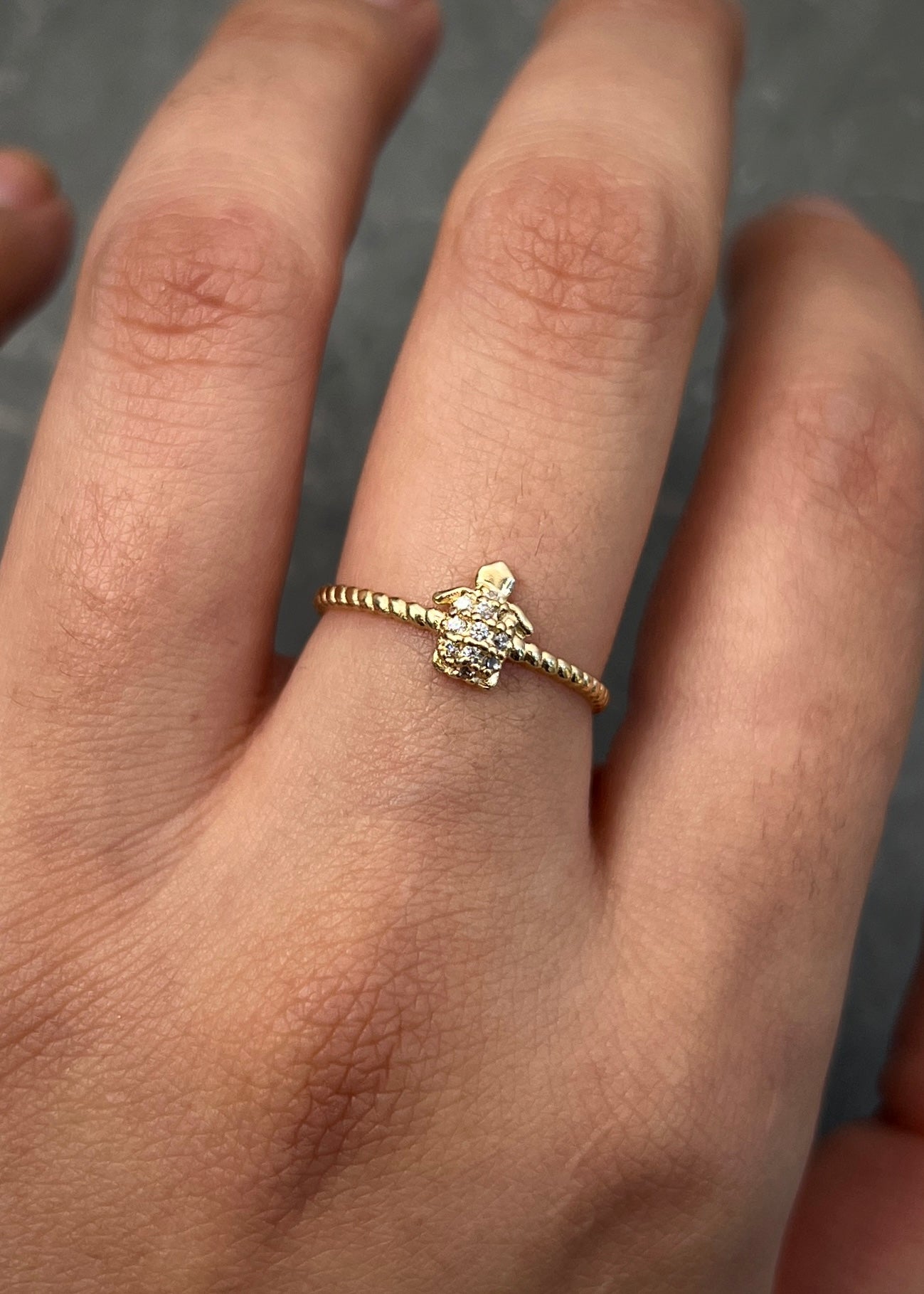 Anillo tortuga con swarovski blanco 1.15gr / TALLA 5 3/4 / Oro Amarillo Nac M