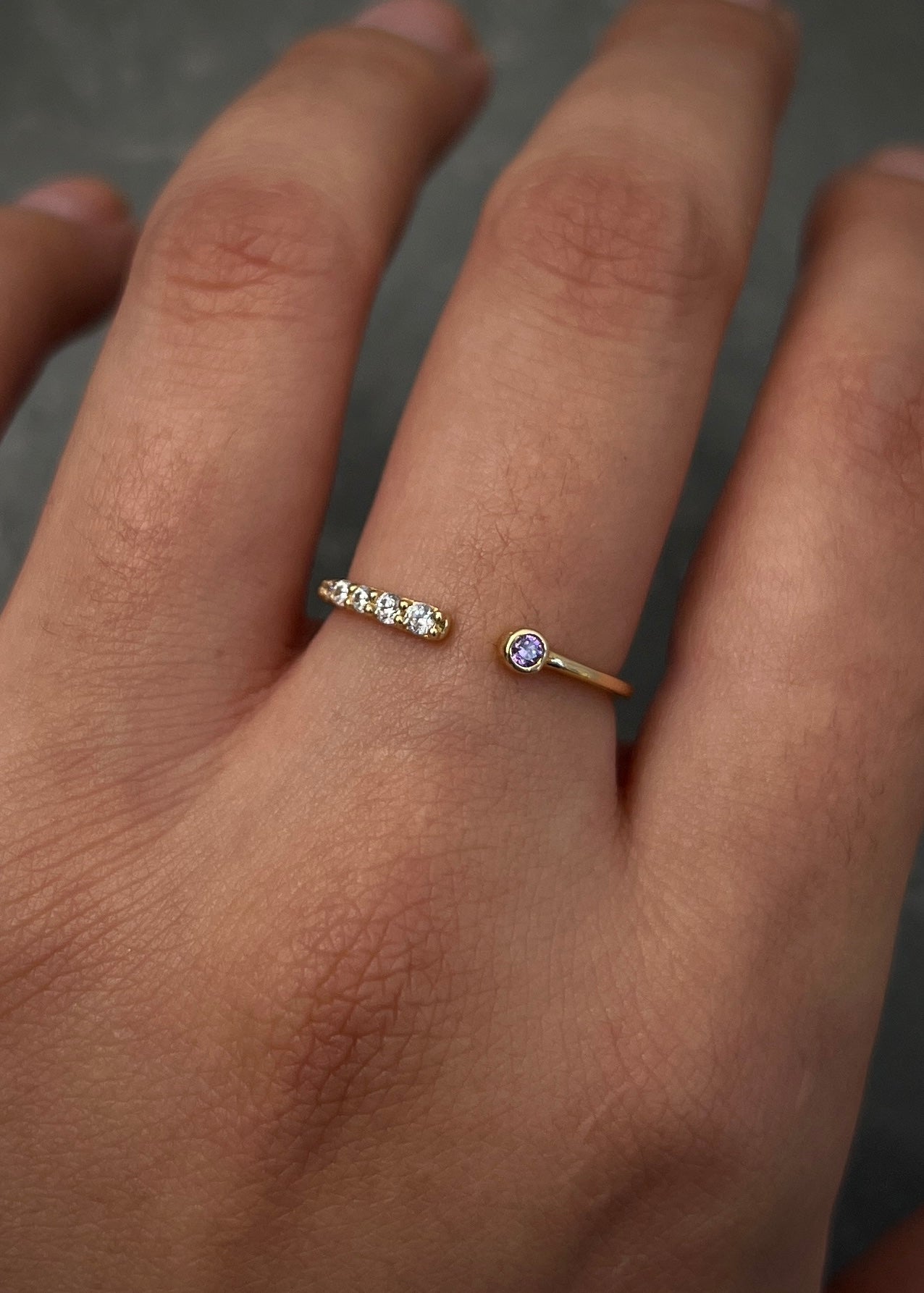 Anillo con swarovski morado y blanco 1.25gr / TALLA 6 / Oro Amarillo Nac M