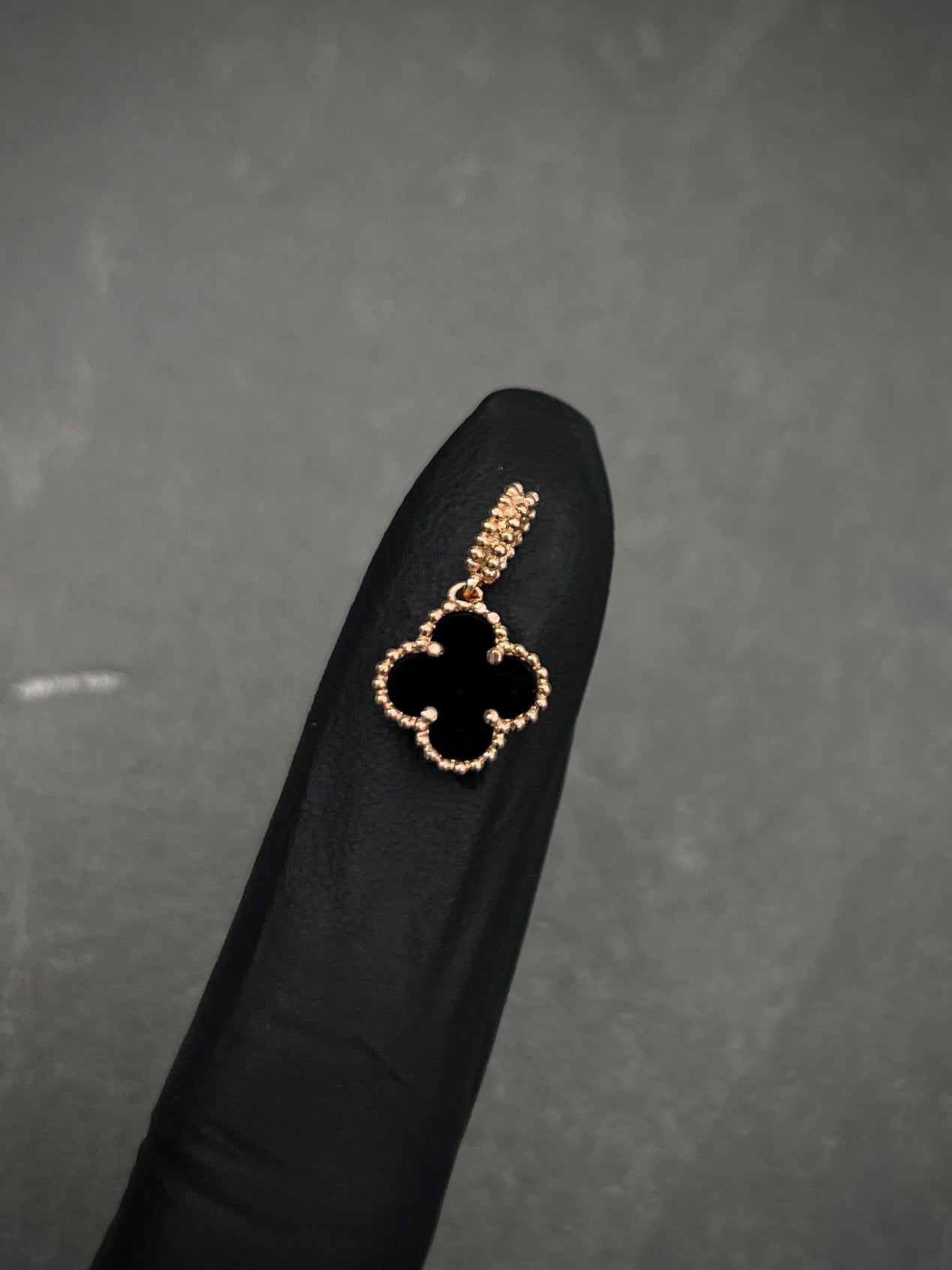 Dije Lucky clover piedra negra 0.95gr / Largo 1.6cm / Oro Rosado Nac M