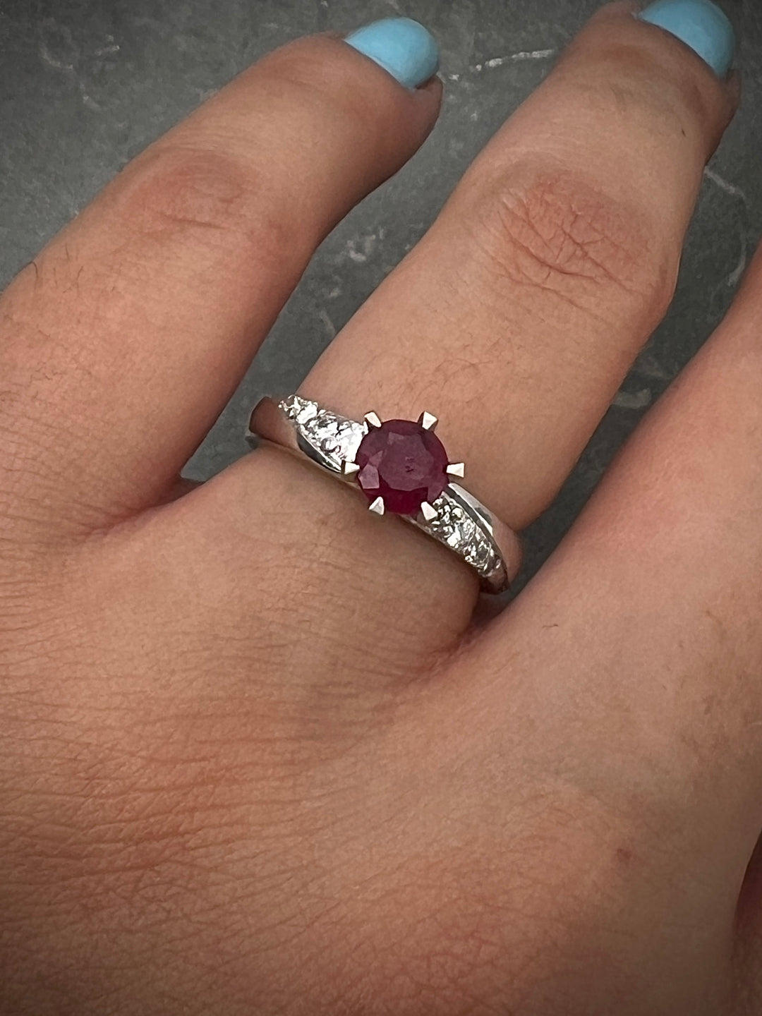 Solitario Con 87pts De Rubie 16Pts Diamante 4.3gr Talla 4 Oro Blanco — Oro Blanco