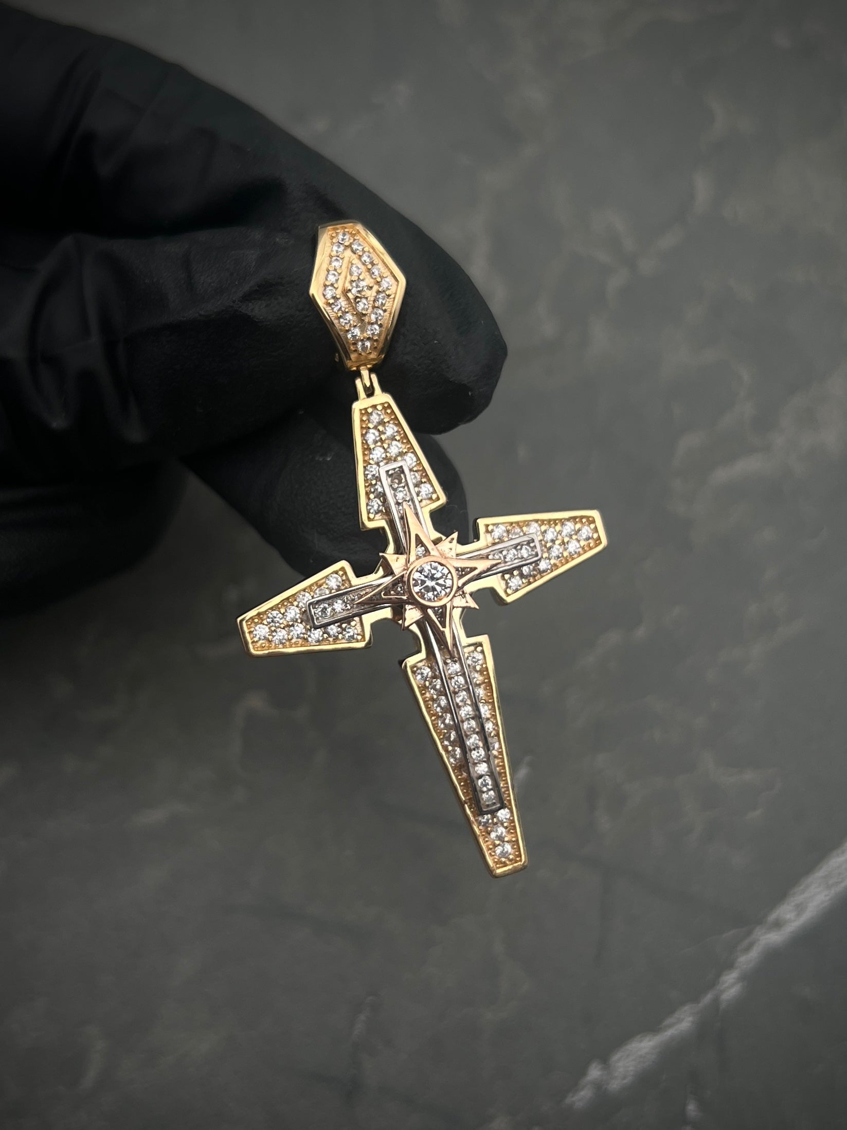 Dije Cruz Rustica con Swarovski blanco 7.9gr / Largo 5.3cm / Tres Oros Nac P
