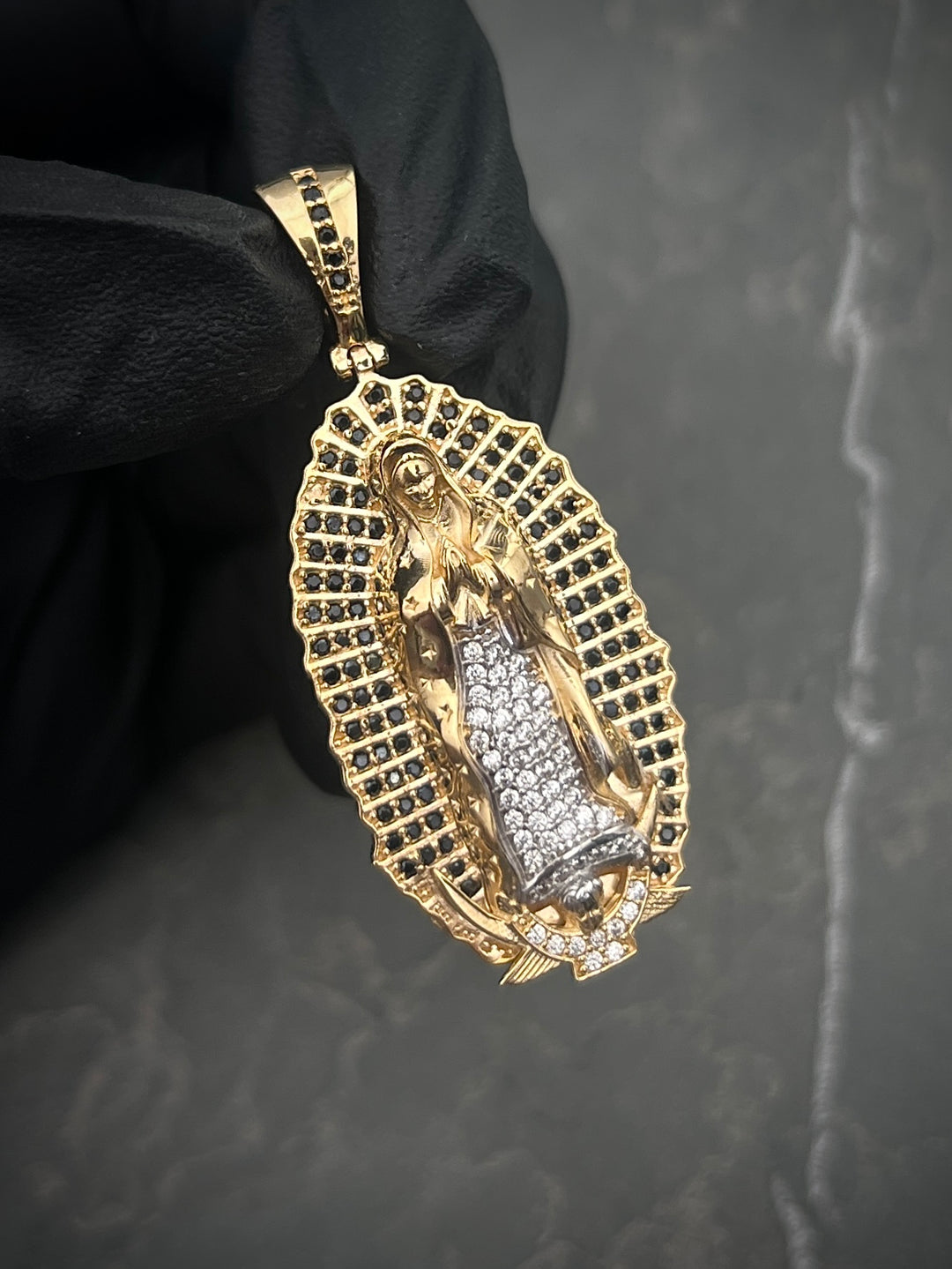 Dije VIRGEN DE GUADALUPE COn Swarovski Blanco Y Negro 9.7gr / LArgo 4.6cm — Oro Amarillo