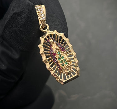 Dije VIRGEN DE GUAdalupe COn Sawrovski FUcsia Y VErde 3.15gr / LArgo 3.1cm / Oro Amarillo Nac P