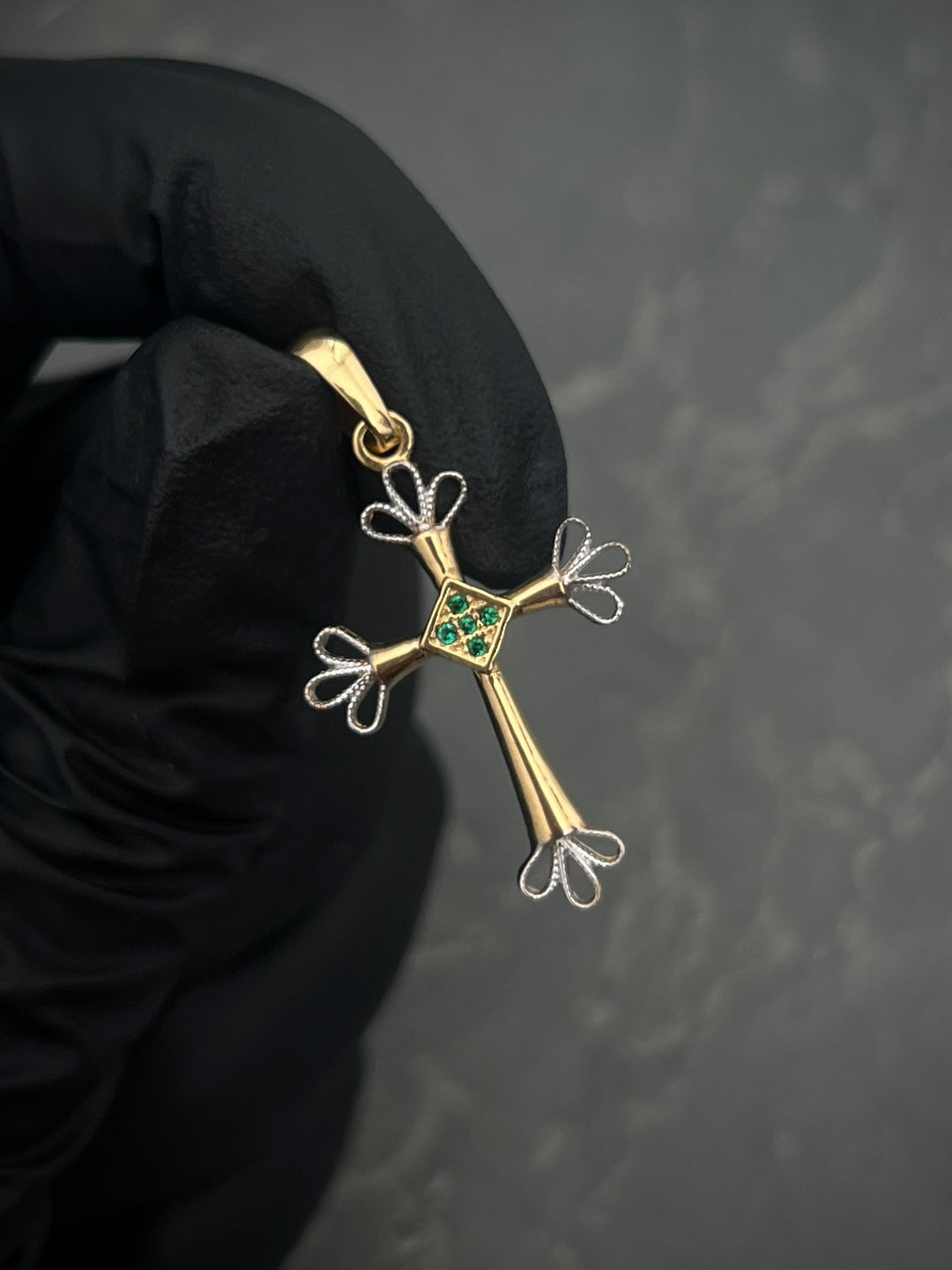 Dije CRUZ RUStica COn SWArovski VErde 1.9gr / Largo 3.4cm — Oro Amarillo