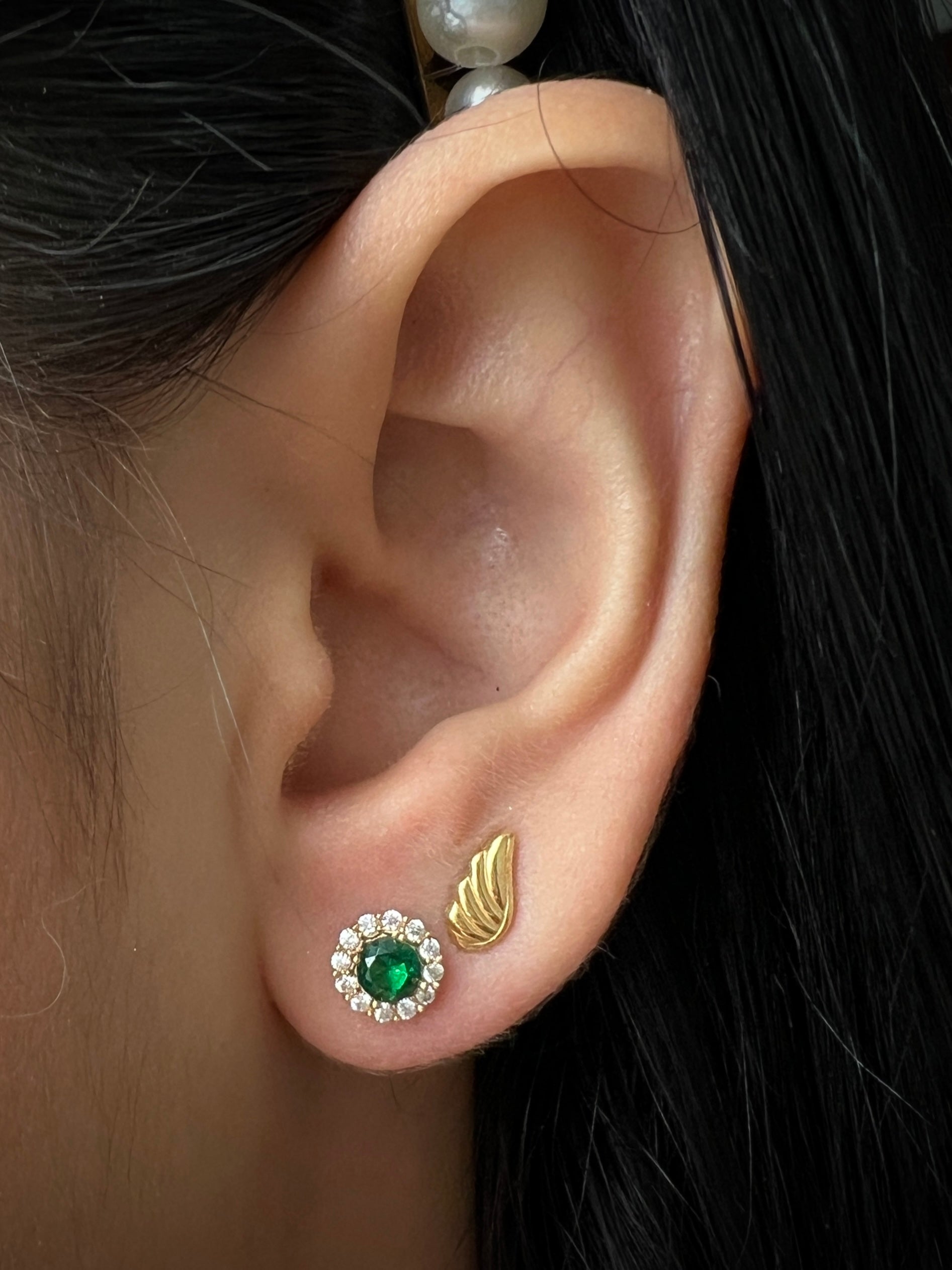 Topos con swarovski verde y blanco 2.1gr / Largo 0.7cm / Oro Amarillo Nac M