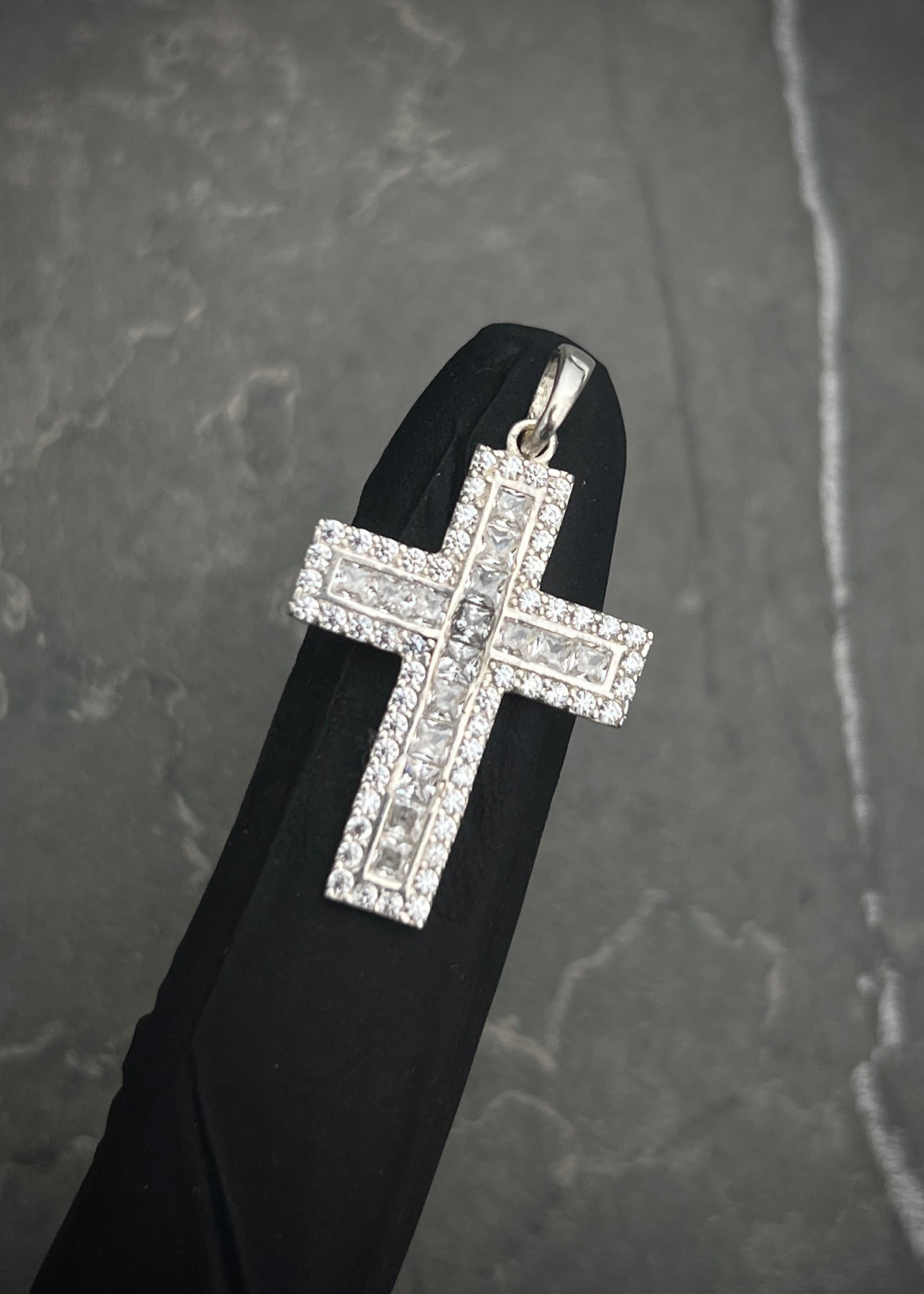 Dije cruz con swarovski blanco 2gr / Largo: 3.1cm / Plata M