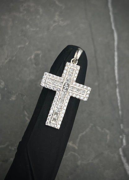Dije cruz con swarovski blanco 2gr / Largo: 3.1cm / Plata M