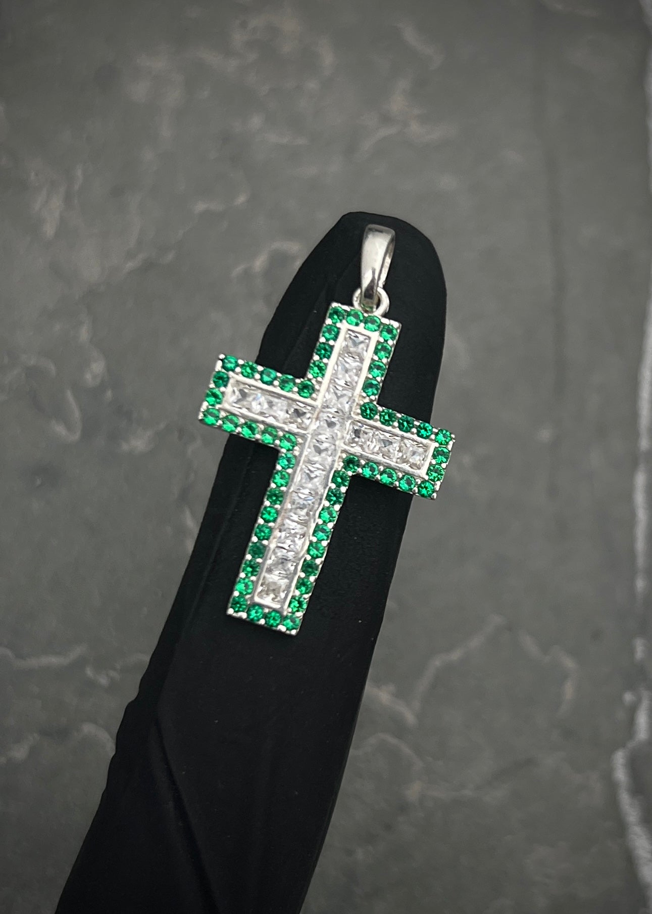 Dije cruz con swarovski blanco y verde 1.95gr / Largo: 3.1cm / Plata P