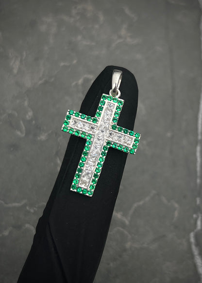 Dije cruz con swarovski blanco y verde 1.95gr / Largo: 3.1cm / Plata P