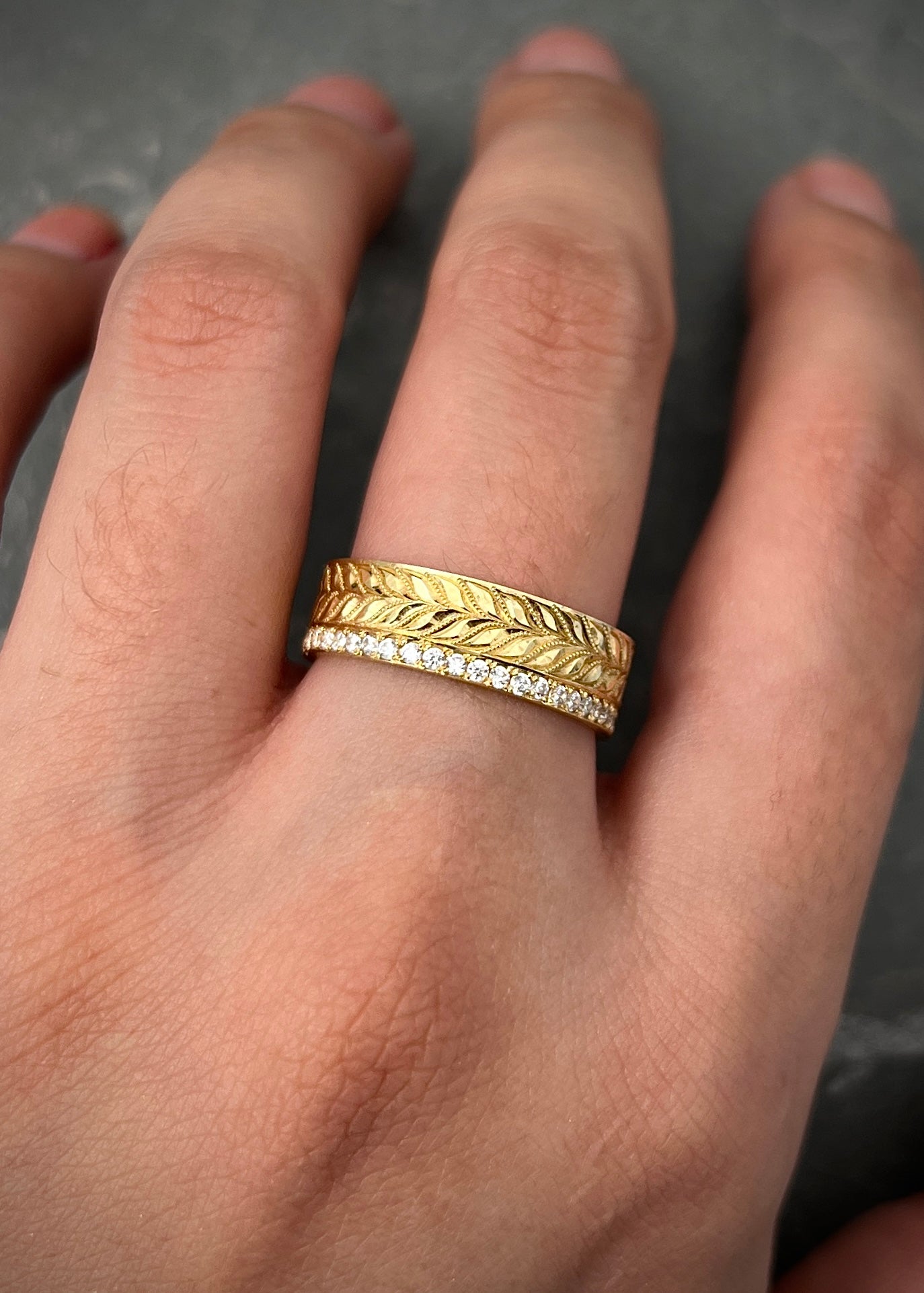Argolla con swarovski blanco 5.75gr / Talla 7 1/4 / Oro Amarillo Nac B