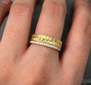 Argolla con swarovski blanco 5.75gr / Talla: 7 1/4 / Oro Amarillo Nac B