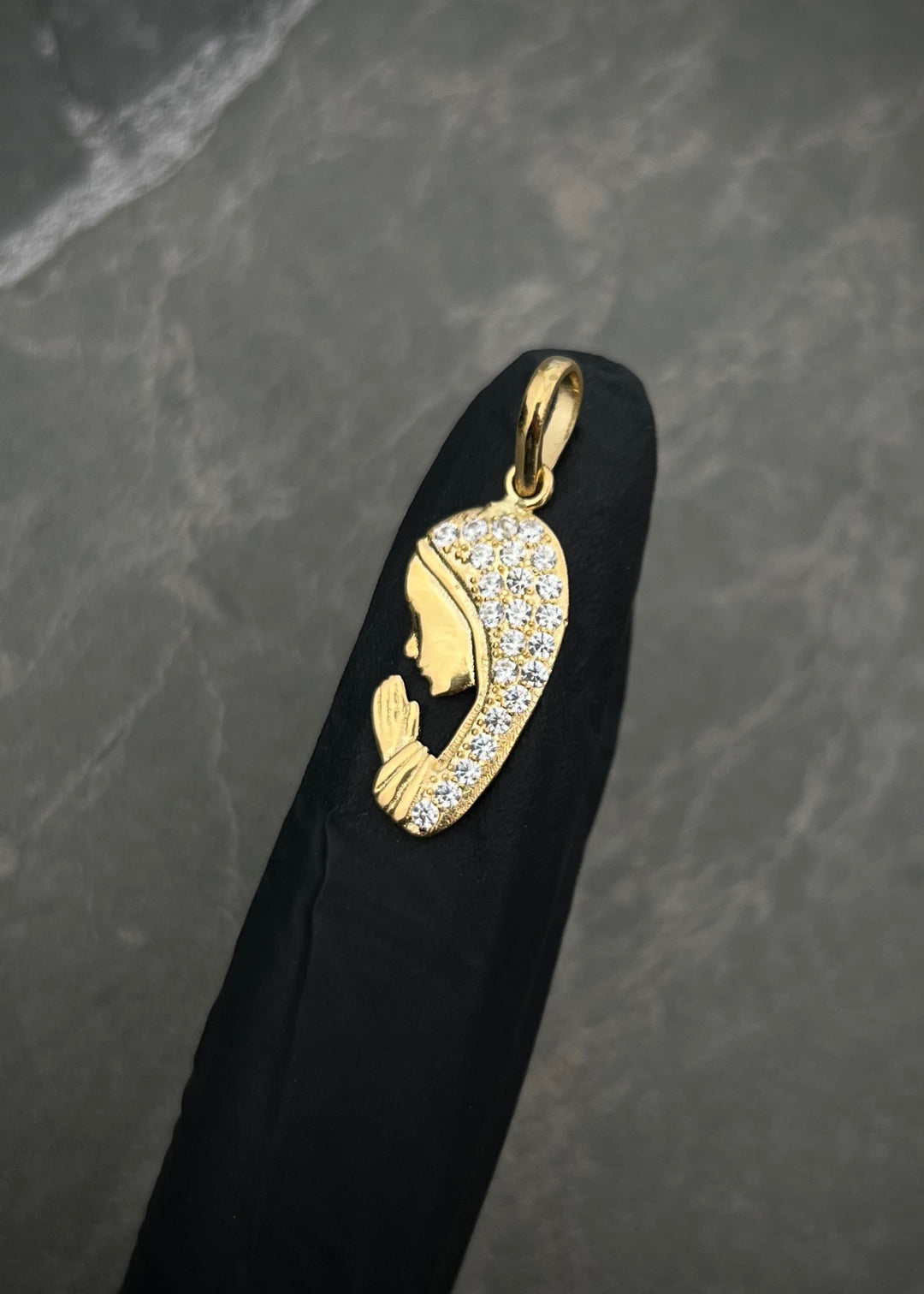Dije virgen maria con swarovski blanco 2.05gr / Largo: 2.8cm — Oro Amarillo