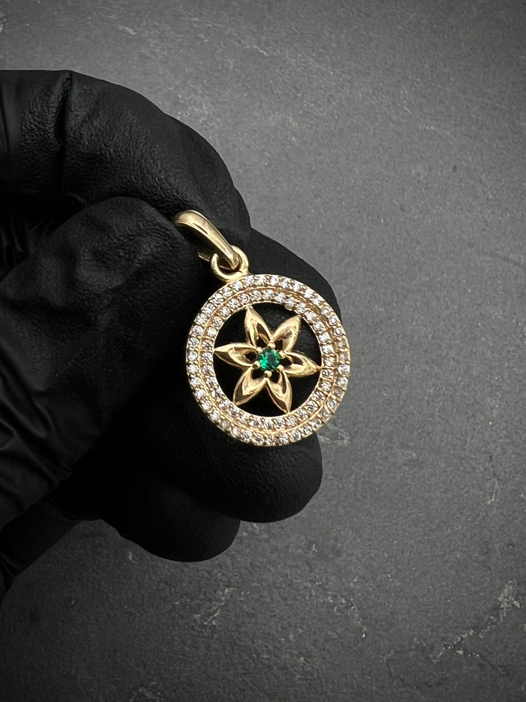 Dije de flor con swarovski verde 2.5gr / Largo 2.5cm — Oro Amarillo